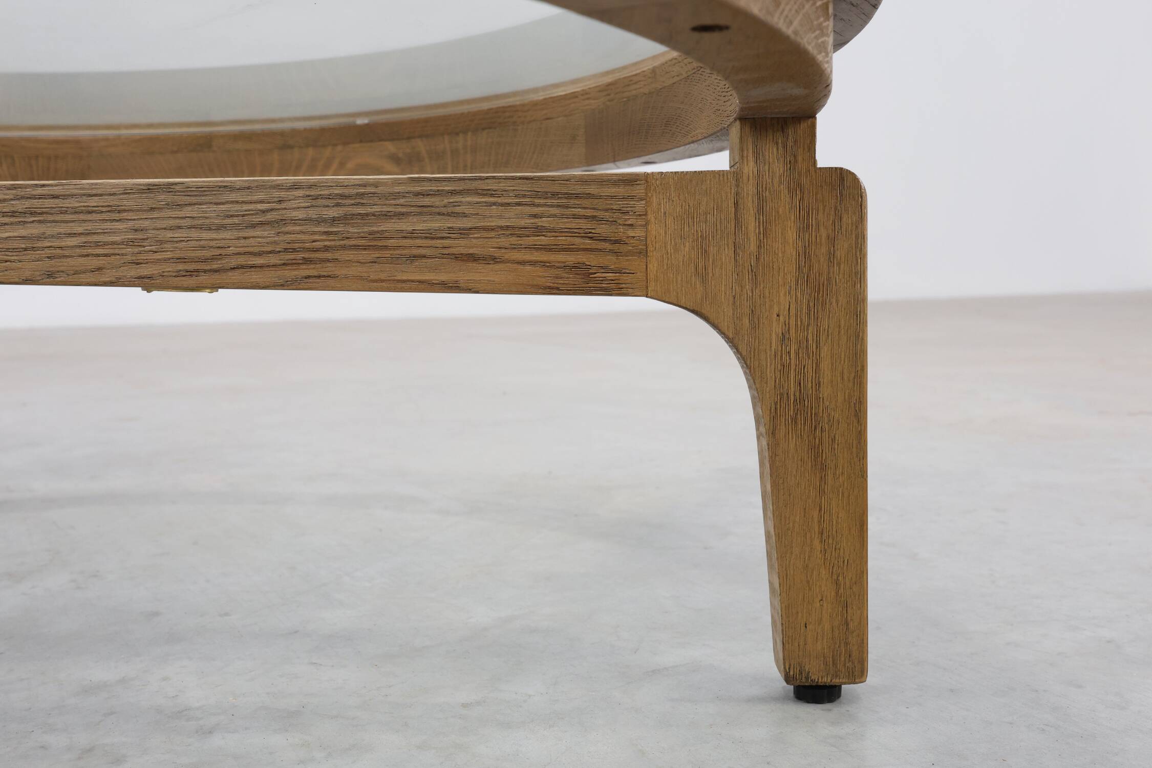 Table moderne en bois de cèdre et verre, Italie fin du 20e siècle