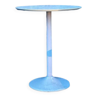 Pedestal table