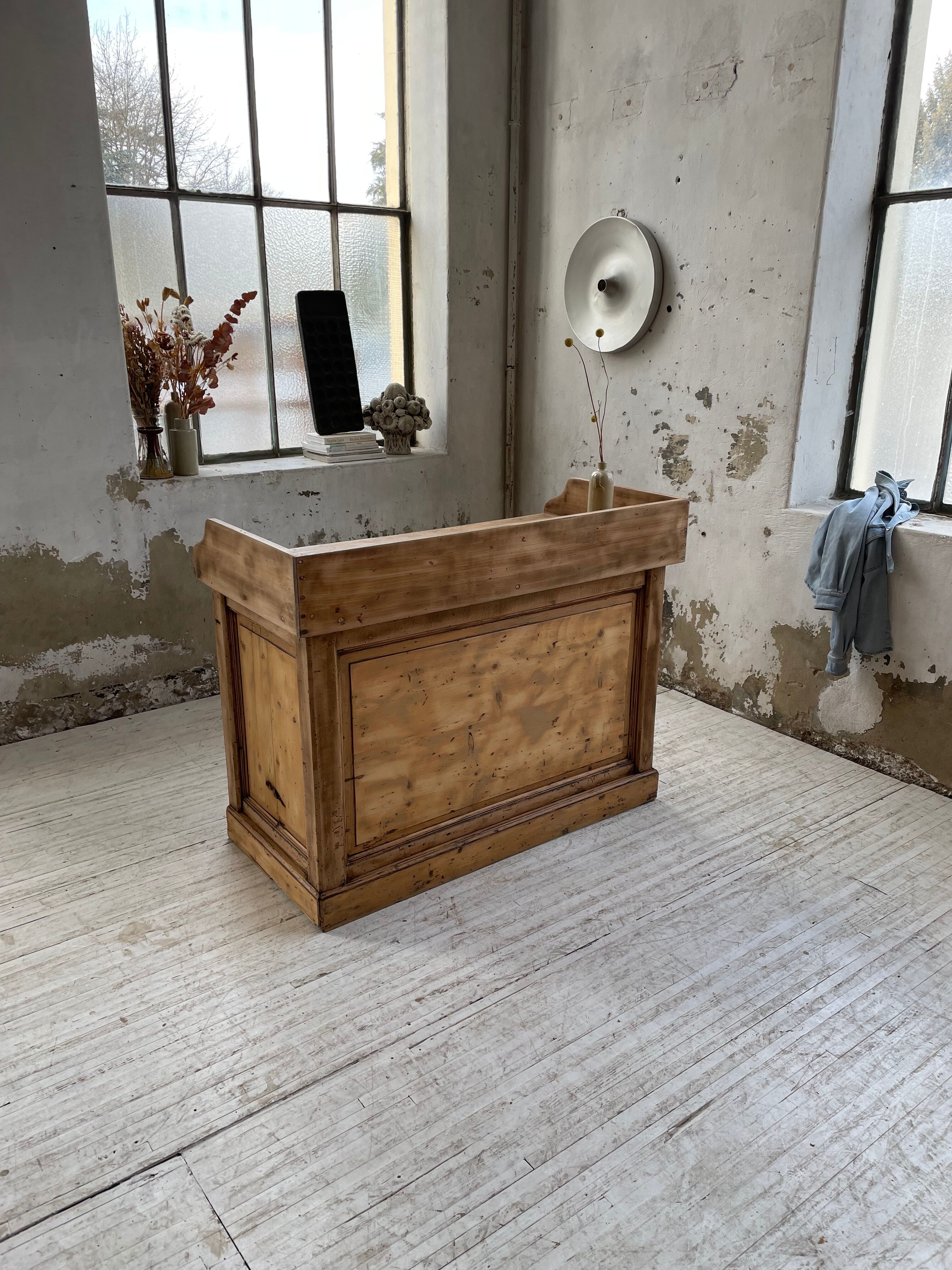 Trading counter central island pine