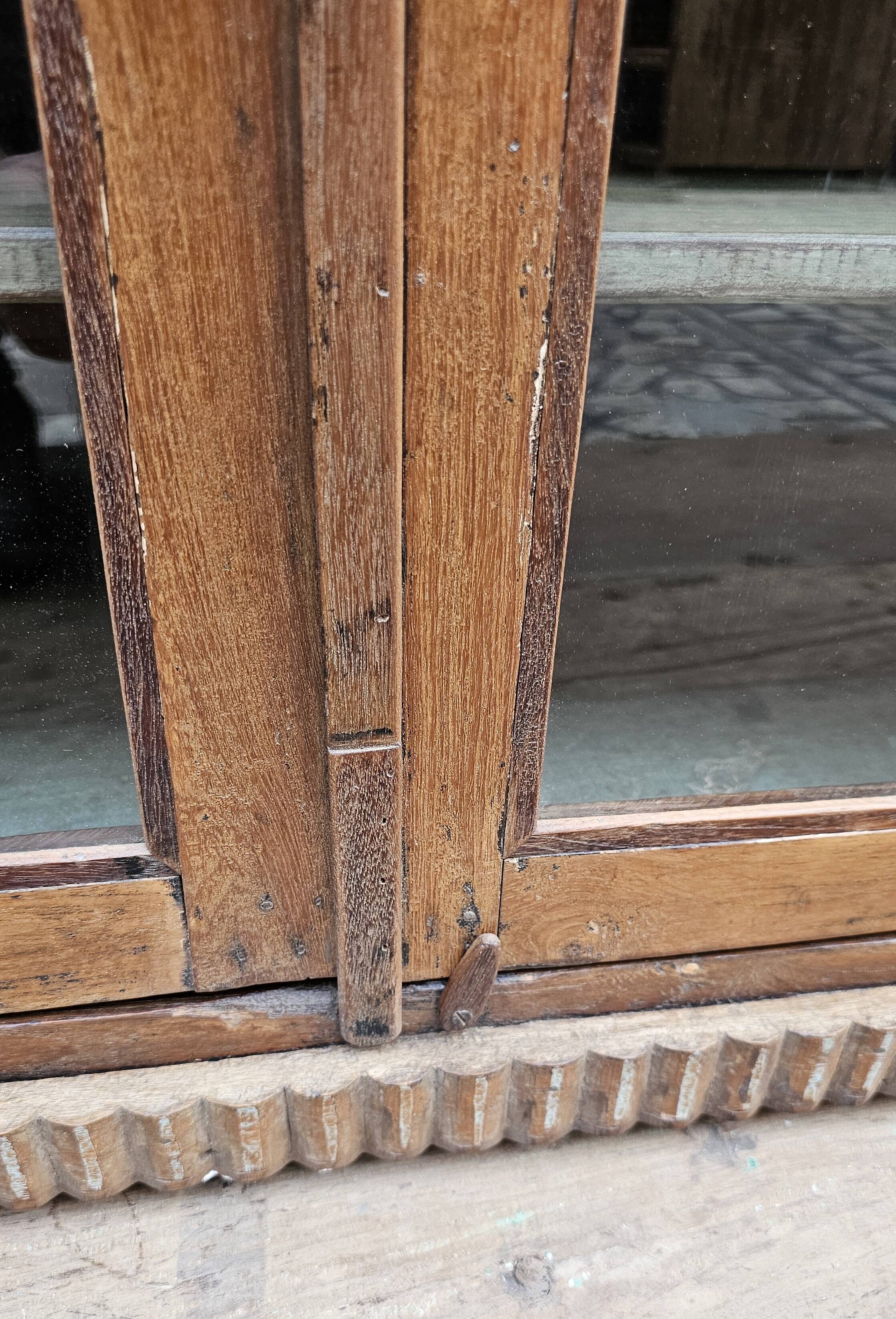 Ancien cabinet vitré en teck birman