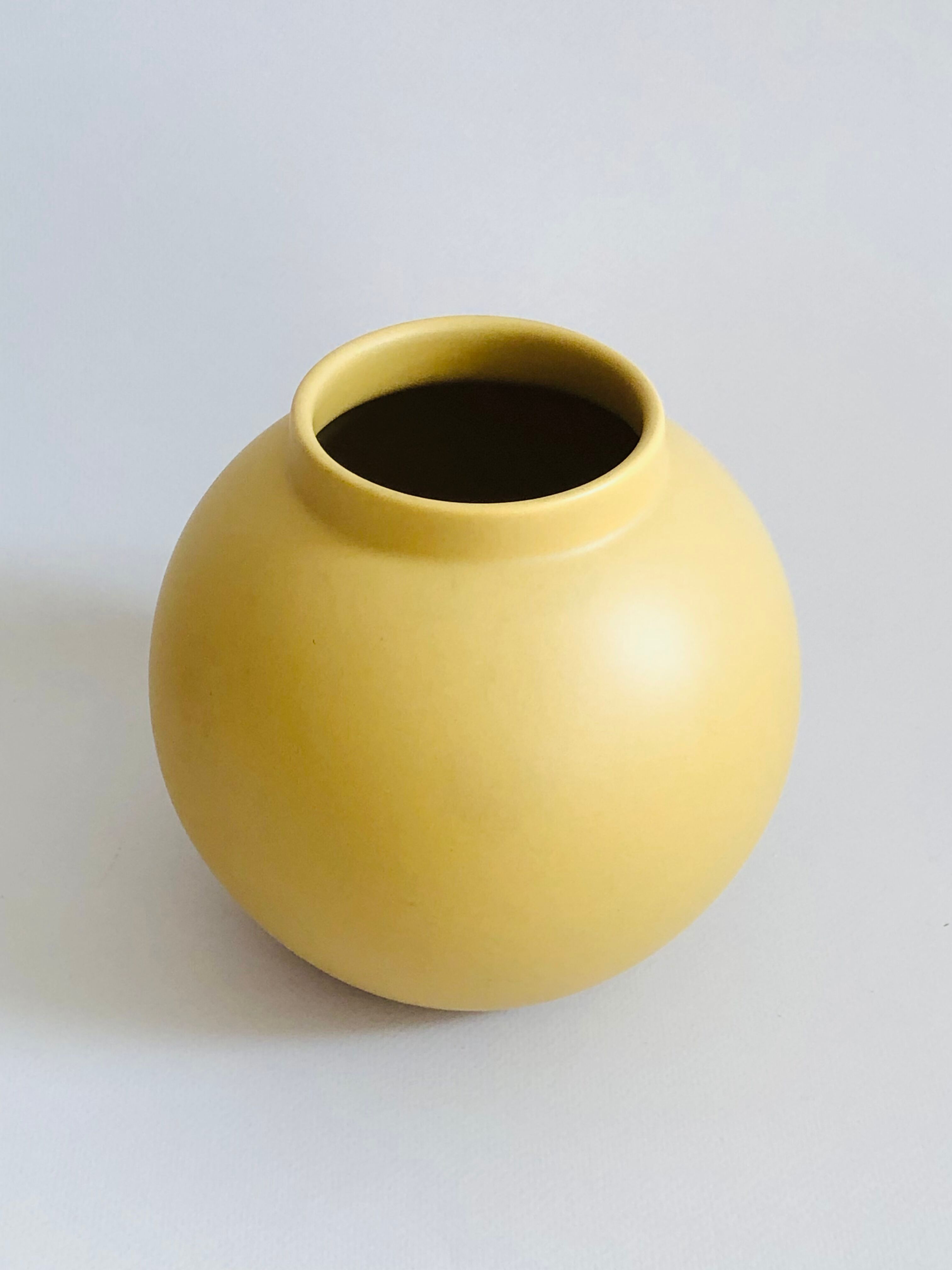 Vintage ball vase in matt ceramic H14cm