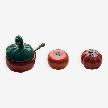Salerons et moutardier, en ceramique emaillee, barbotine, en forme de tomate, vintage