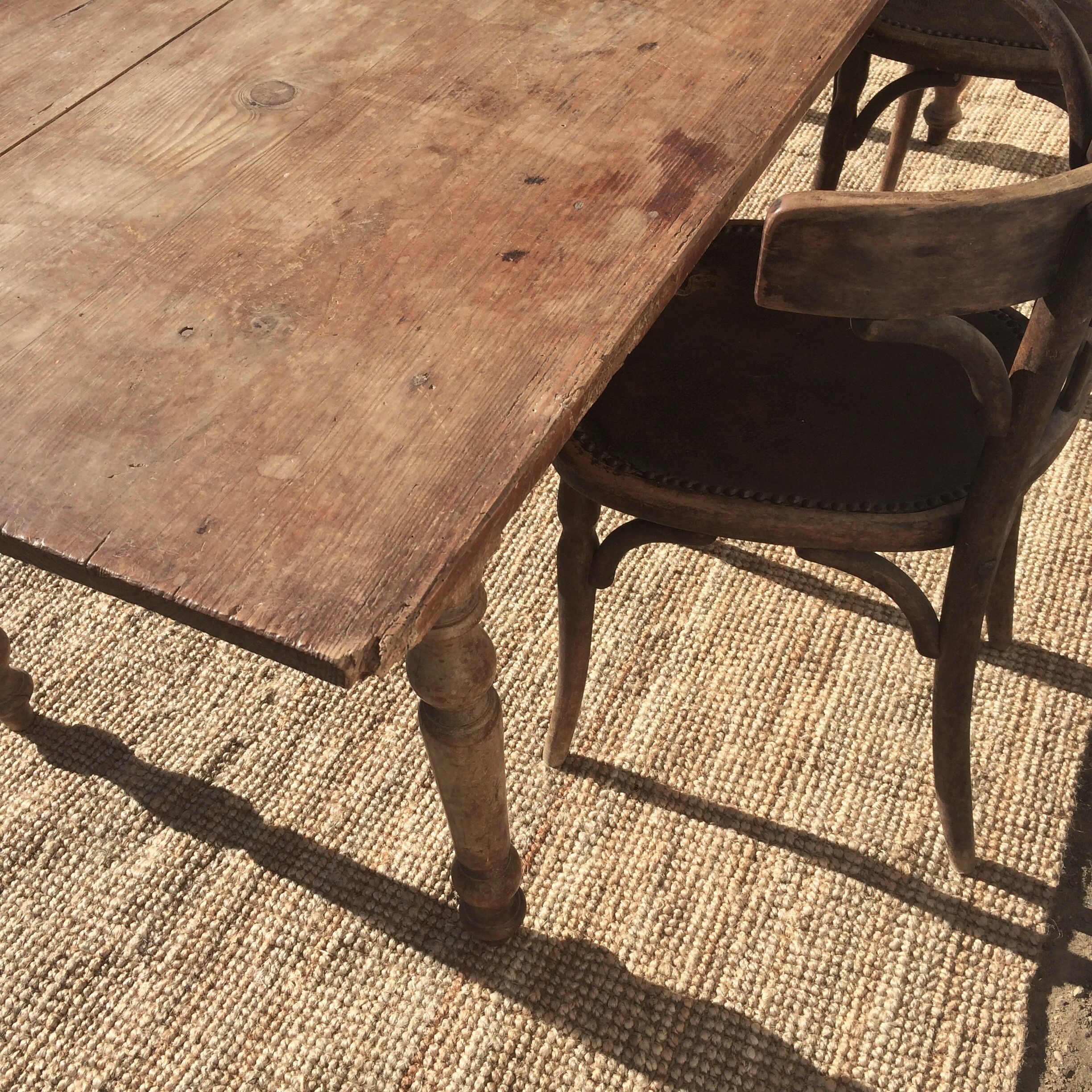 Table en bois pieds tournés