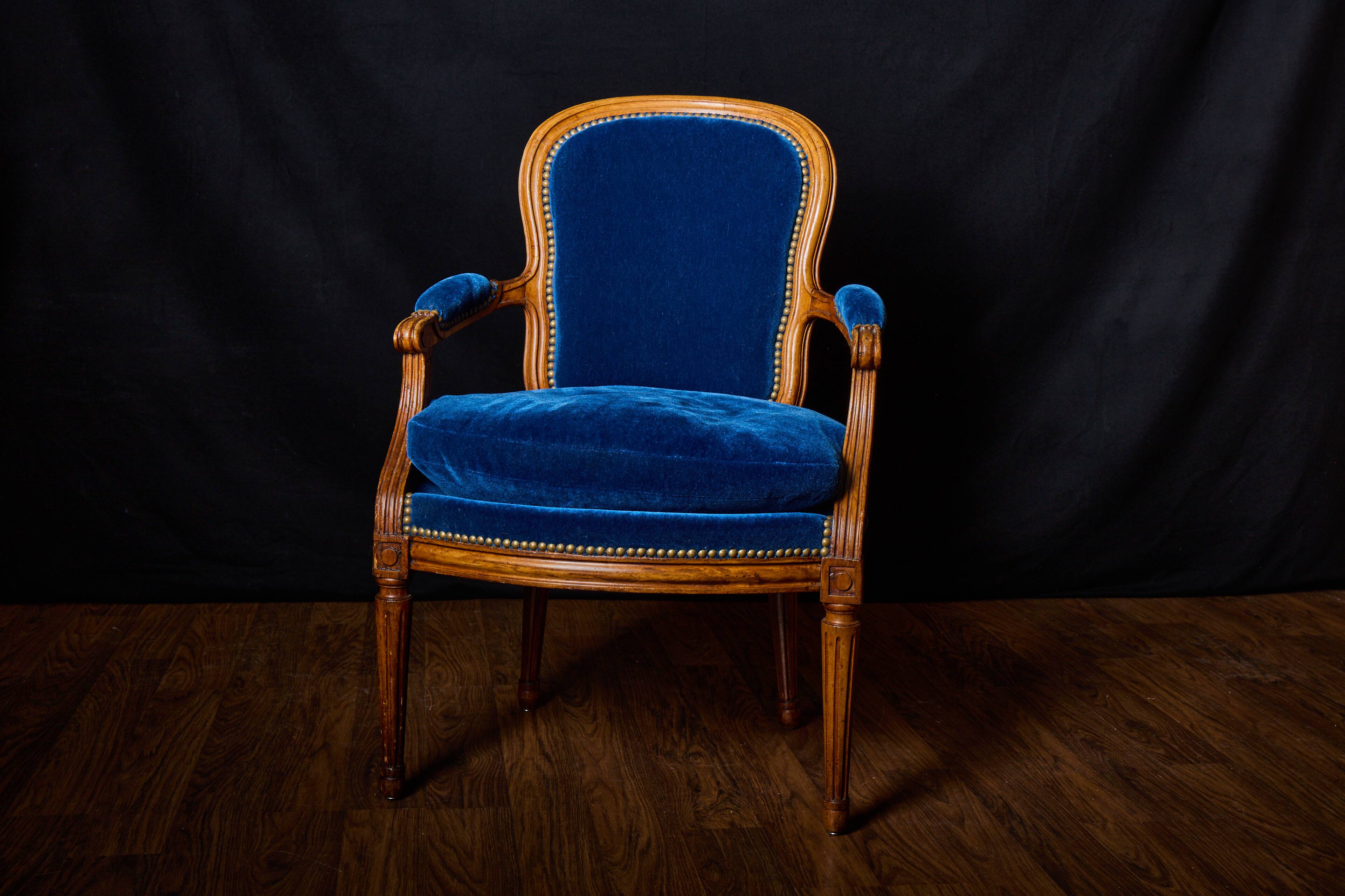 Paire de fauteuils de style Louis XVI rénovés en velours bleu
