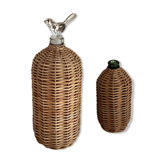2 bouteilles en verre et rotin