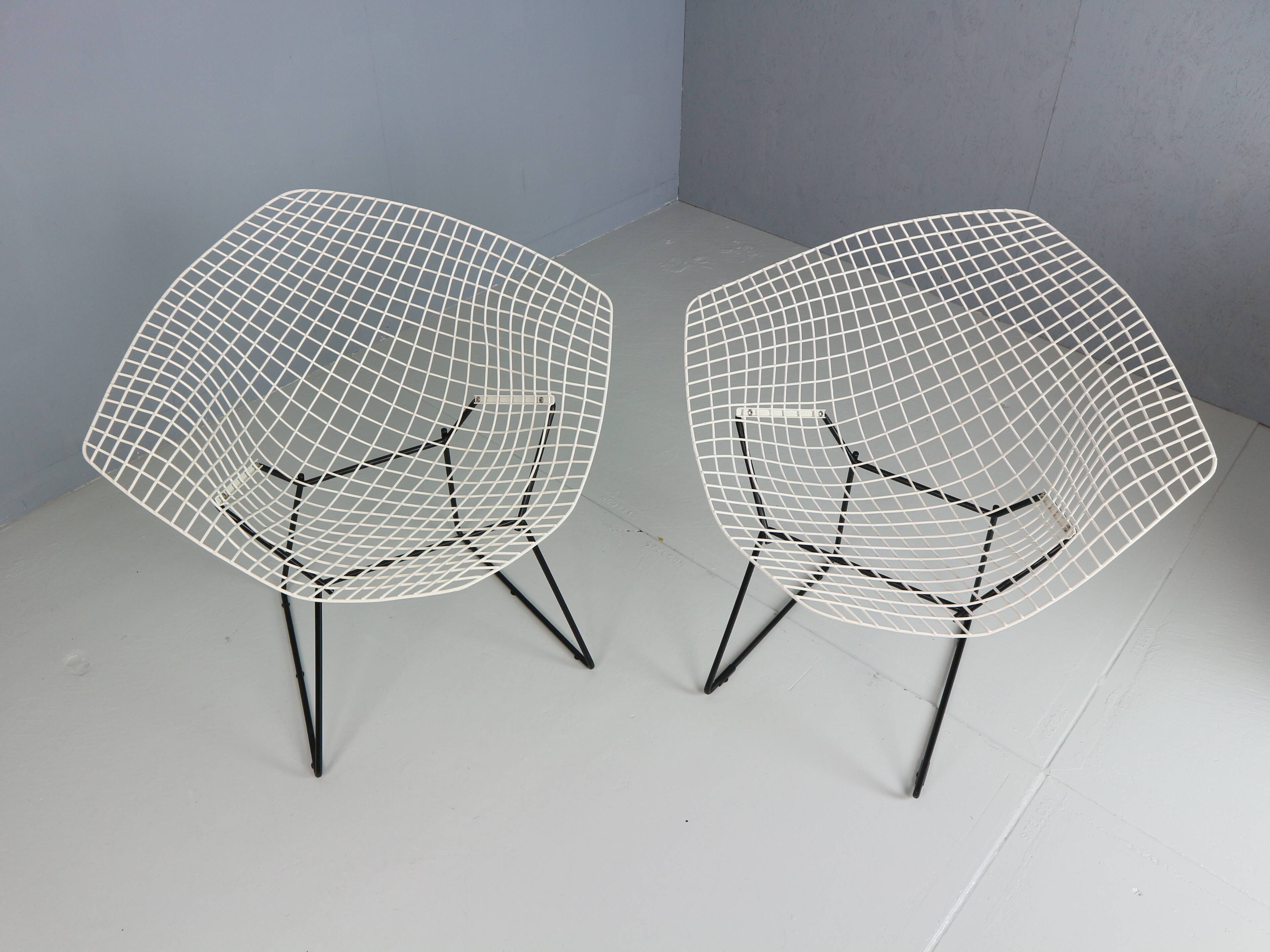Set of two Diamond chair by Harry Bertoia in white & black metal. 1960s