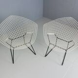 Set of two Diamond chair by Harry Bertoia in white & black metal. 1960s
