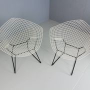 Set of two Diamond chair by Harry Bertoia in white & black metal. 1960s