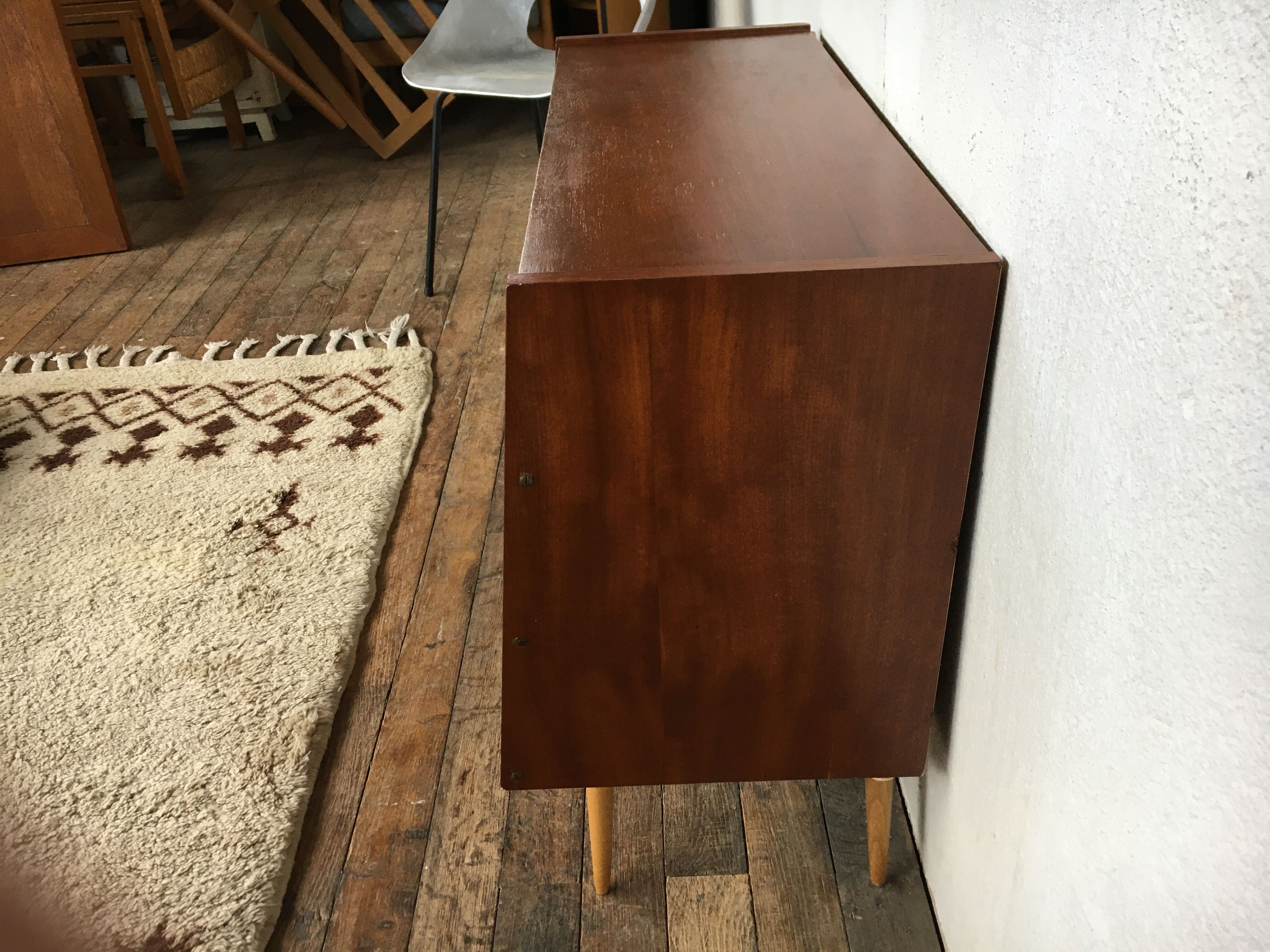 Bi-color shoe cabinet of the 50s with compass feet