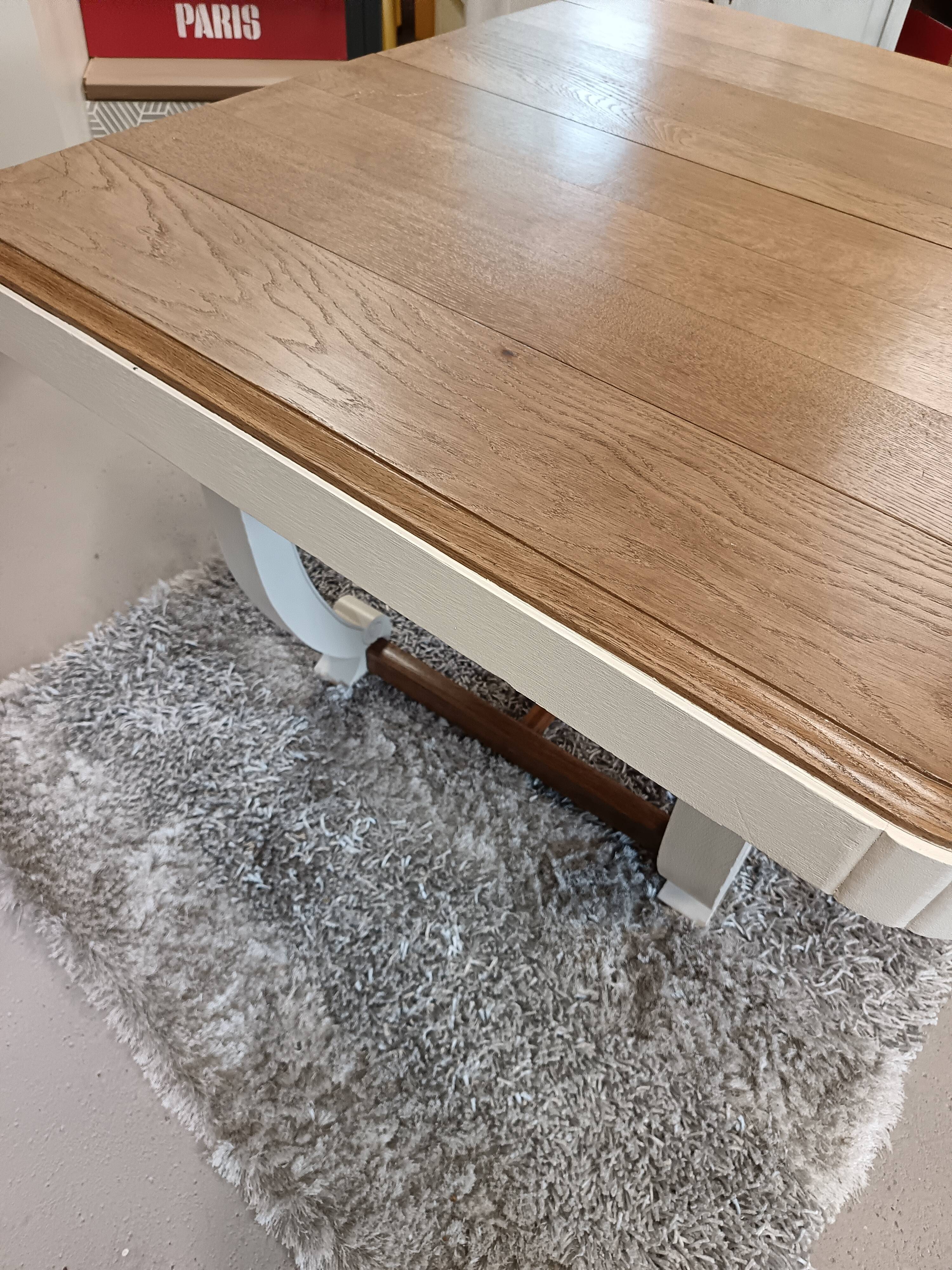 Restored oak table in natural wood and linen.