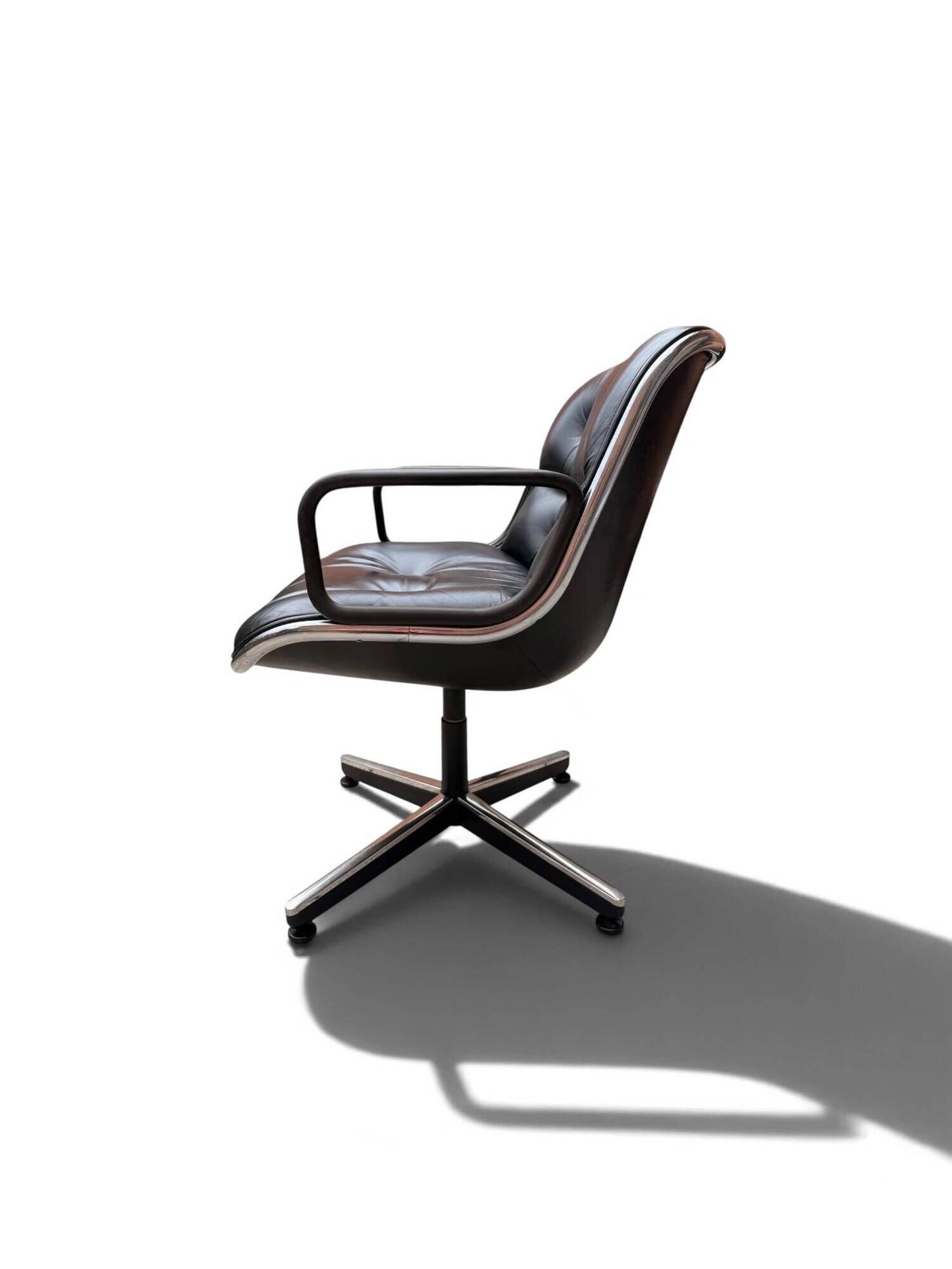 Charles Pollock Executive office chair in black leather, Knoll