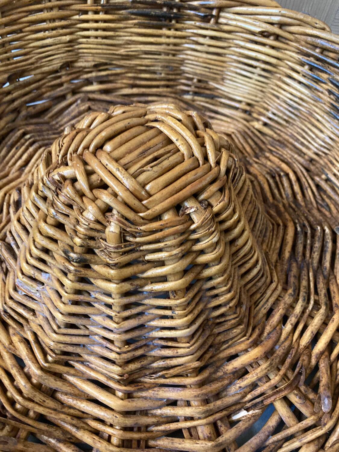 Round baker's basket