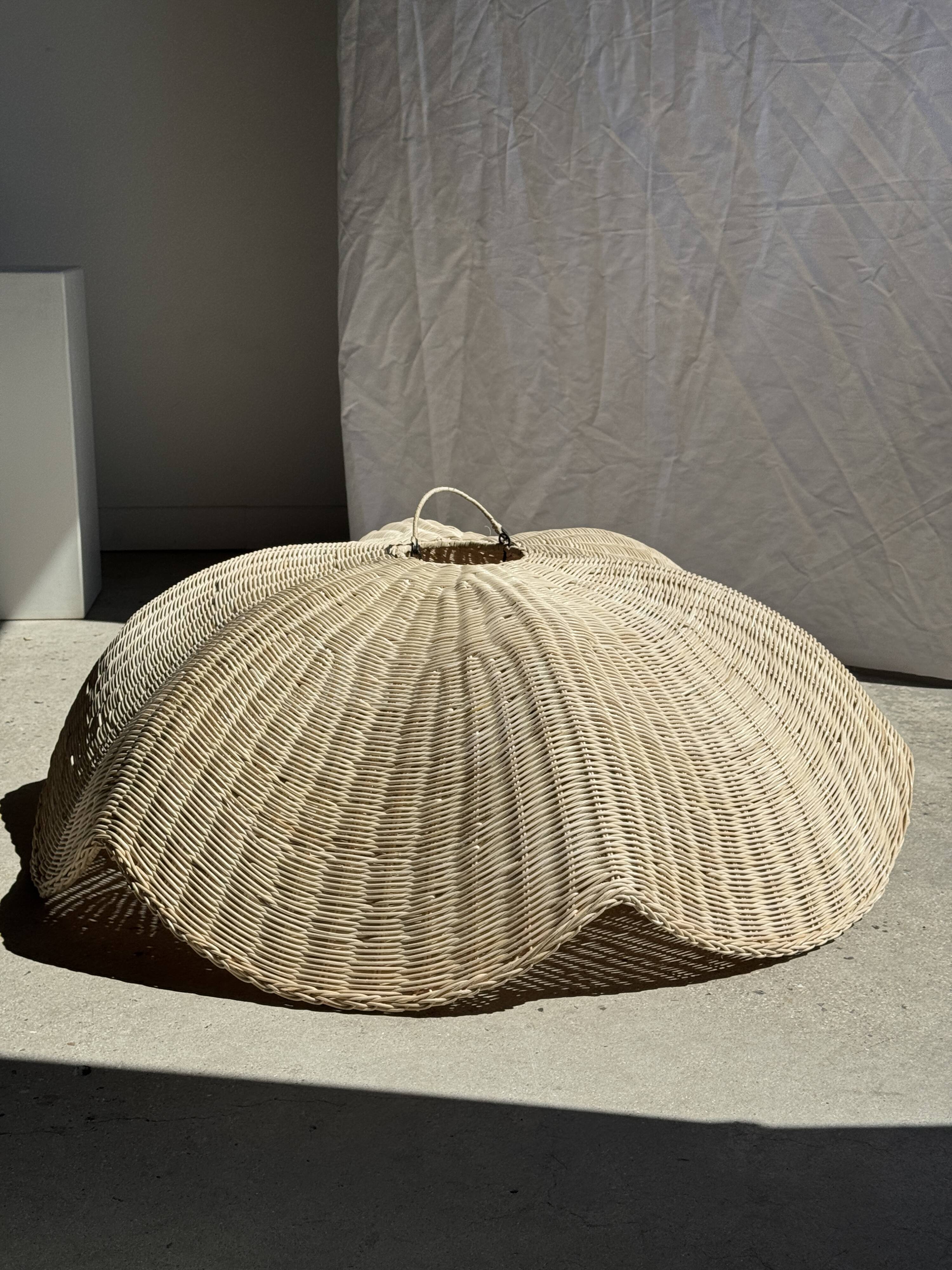 Large suspension or lampshade in flat woven tulip flower rattan H35 D