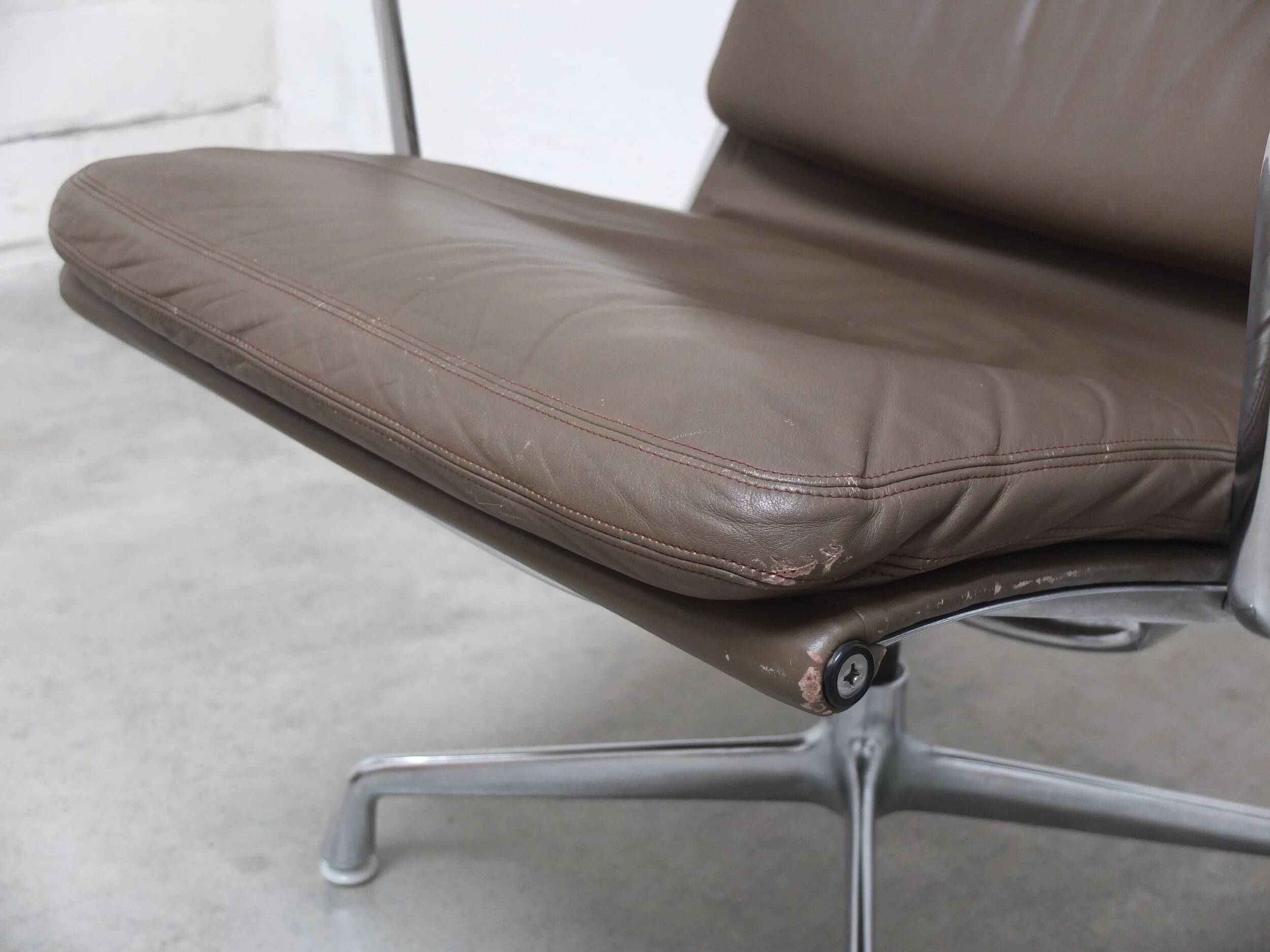 Early pair of Eames 'EA216' swivel lounge chairs by Herman Miller, 1960s