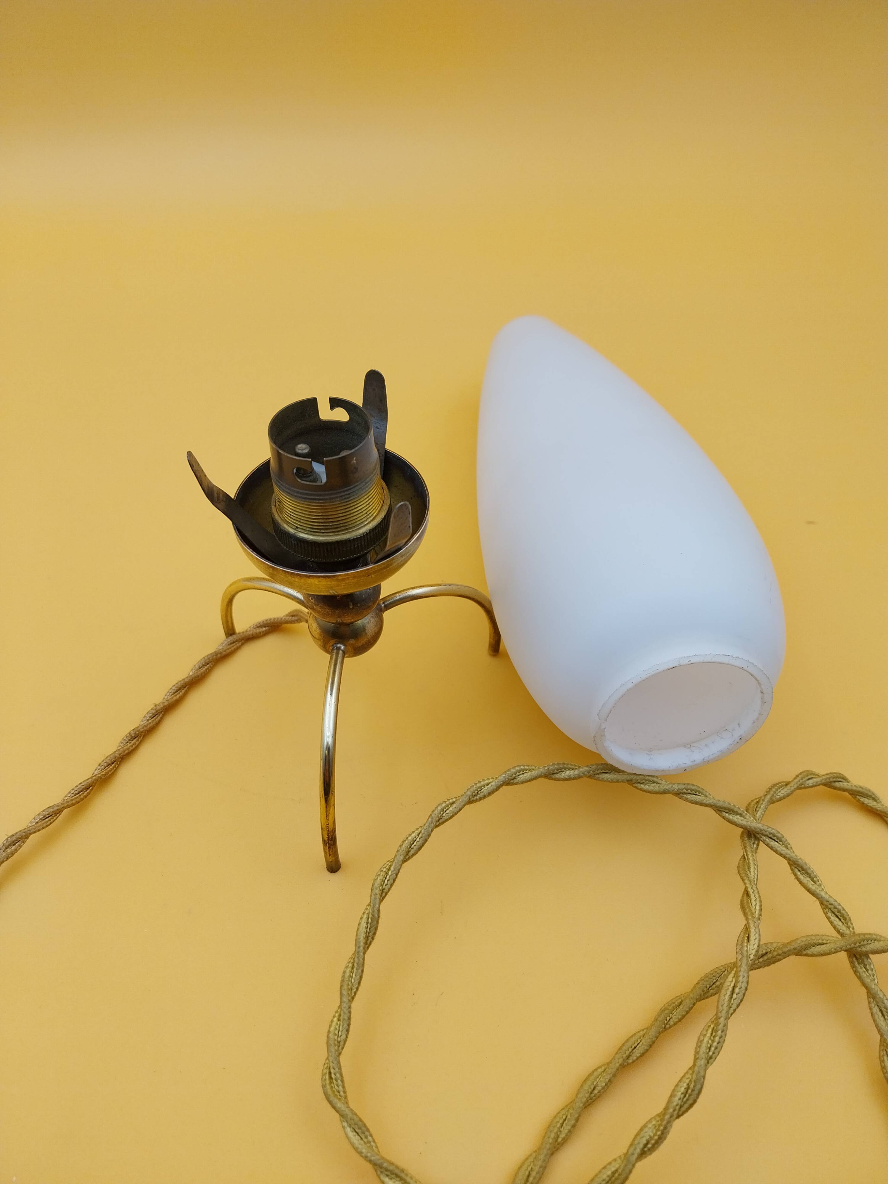Lampe tripode laiton et opaline année 60