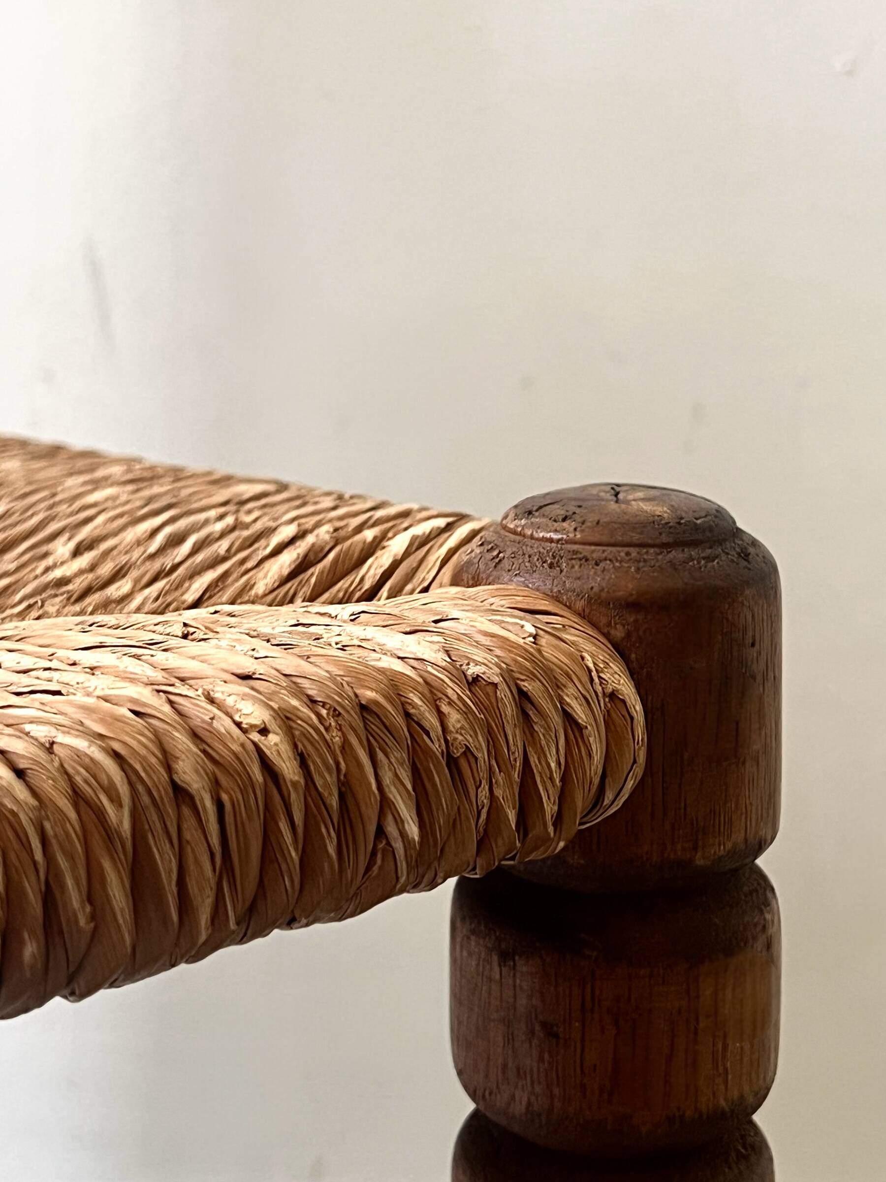 Corner straw chair "fireplace corner" in turned and beaded wood