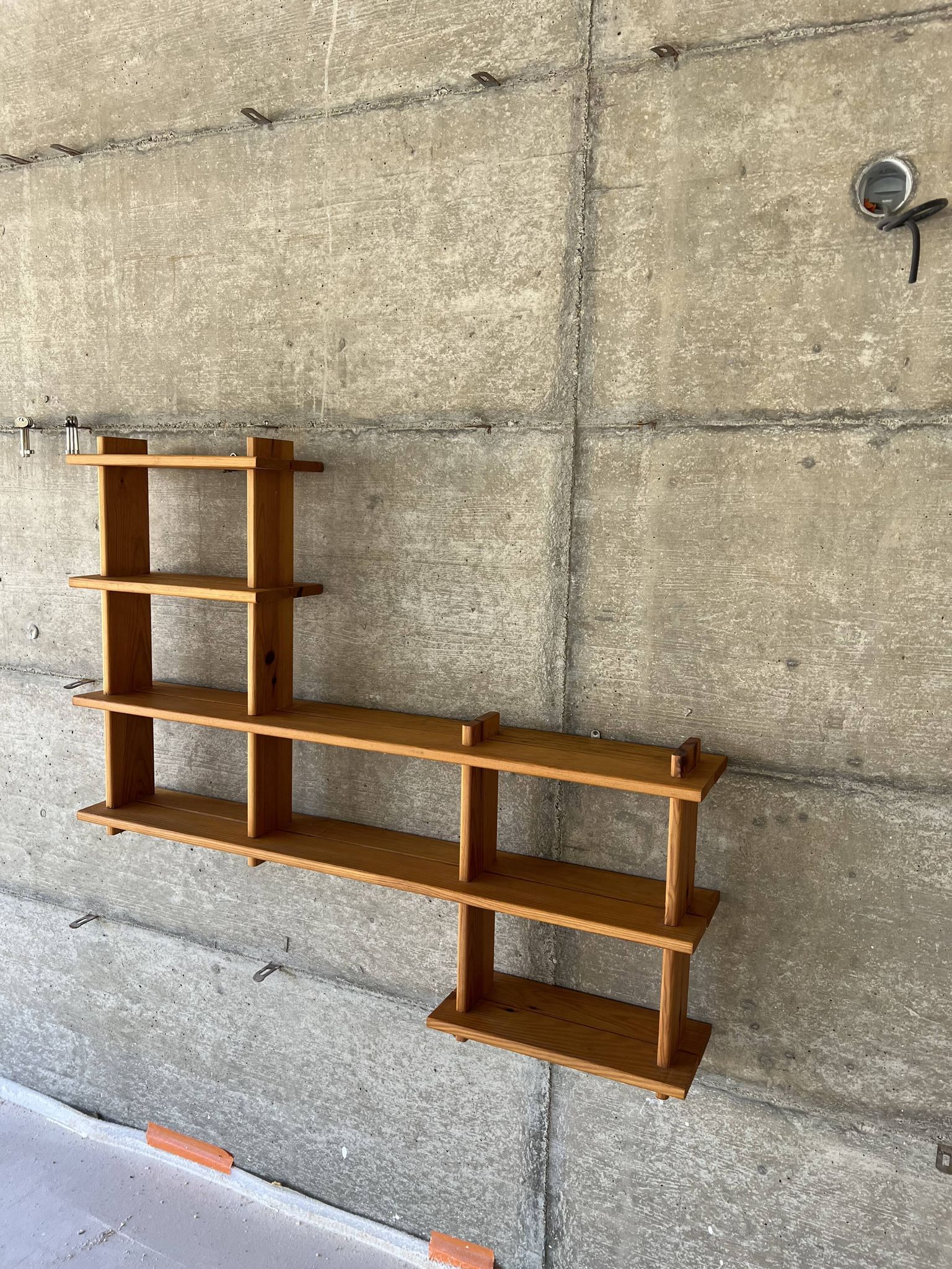 Bibliothèque étagère moderniste en pin Regain