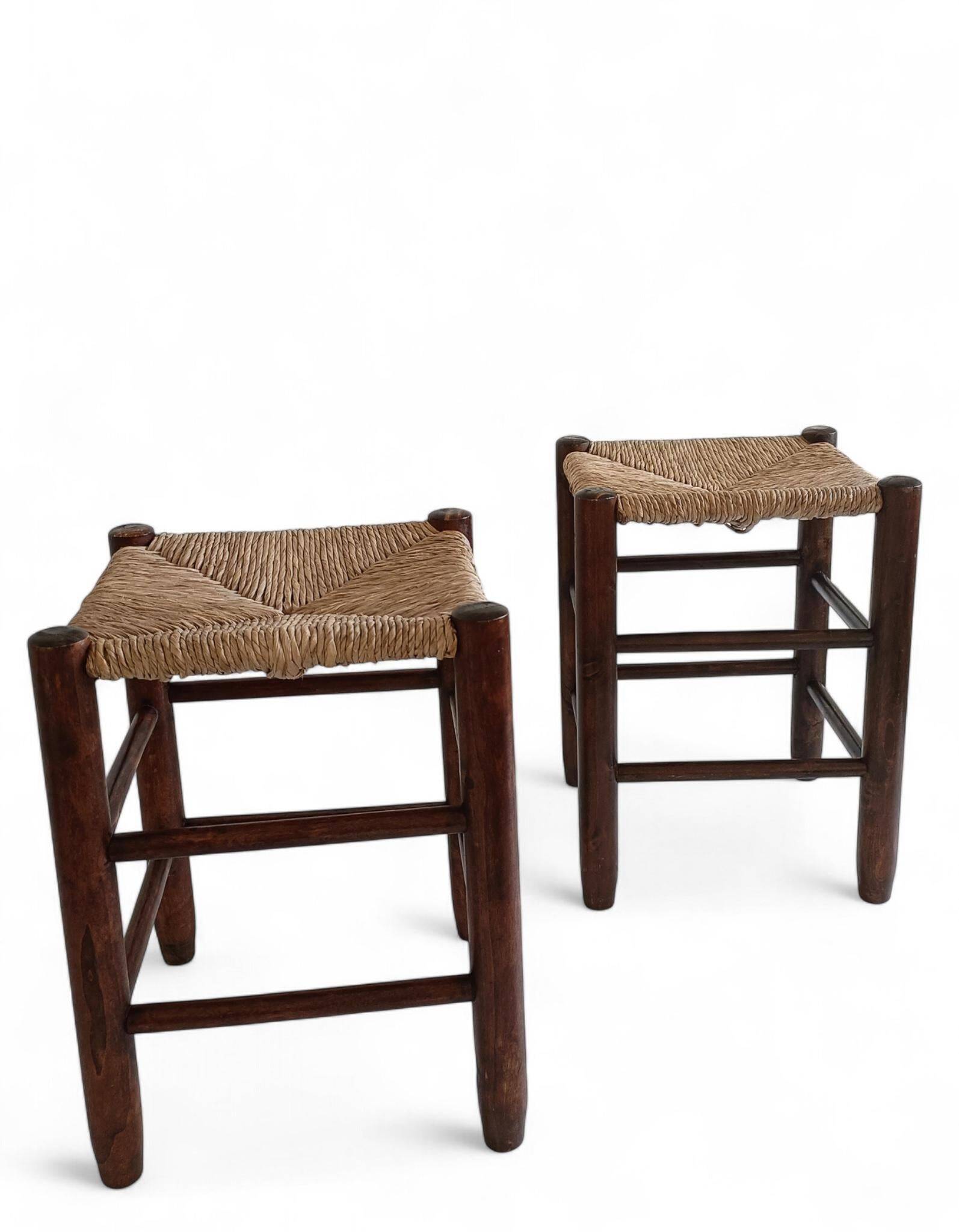 Style Charlotte Perriand, paire de tabourets en bois rustique et paille, France, vers 1950.