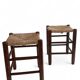 Style Charlotte Perriand, paire de tabourets en bois rustique et paille, France, vers 1950.