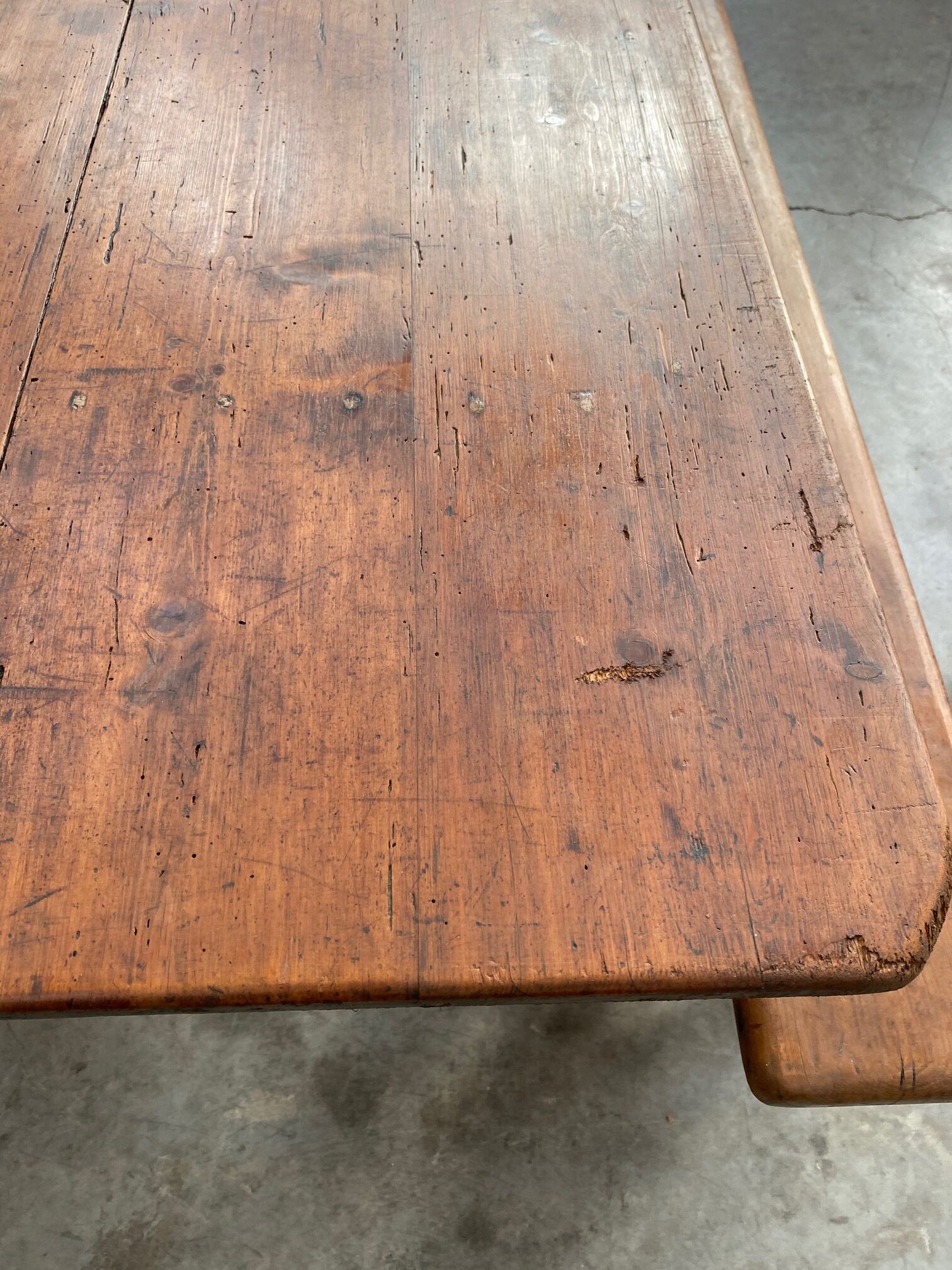 Table de brasserie et ses 2 bancs