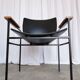 Fauteuil lounge vintage Niko Kralj : cuir skaï noir et accoudoirs en bois