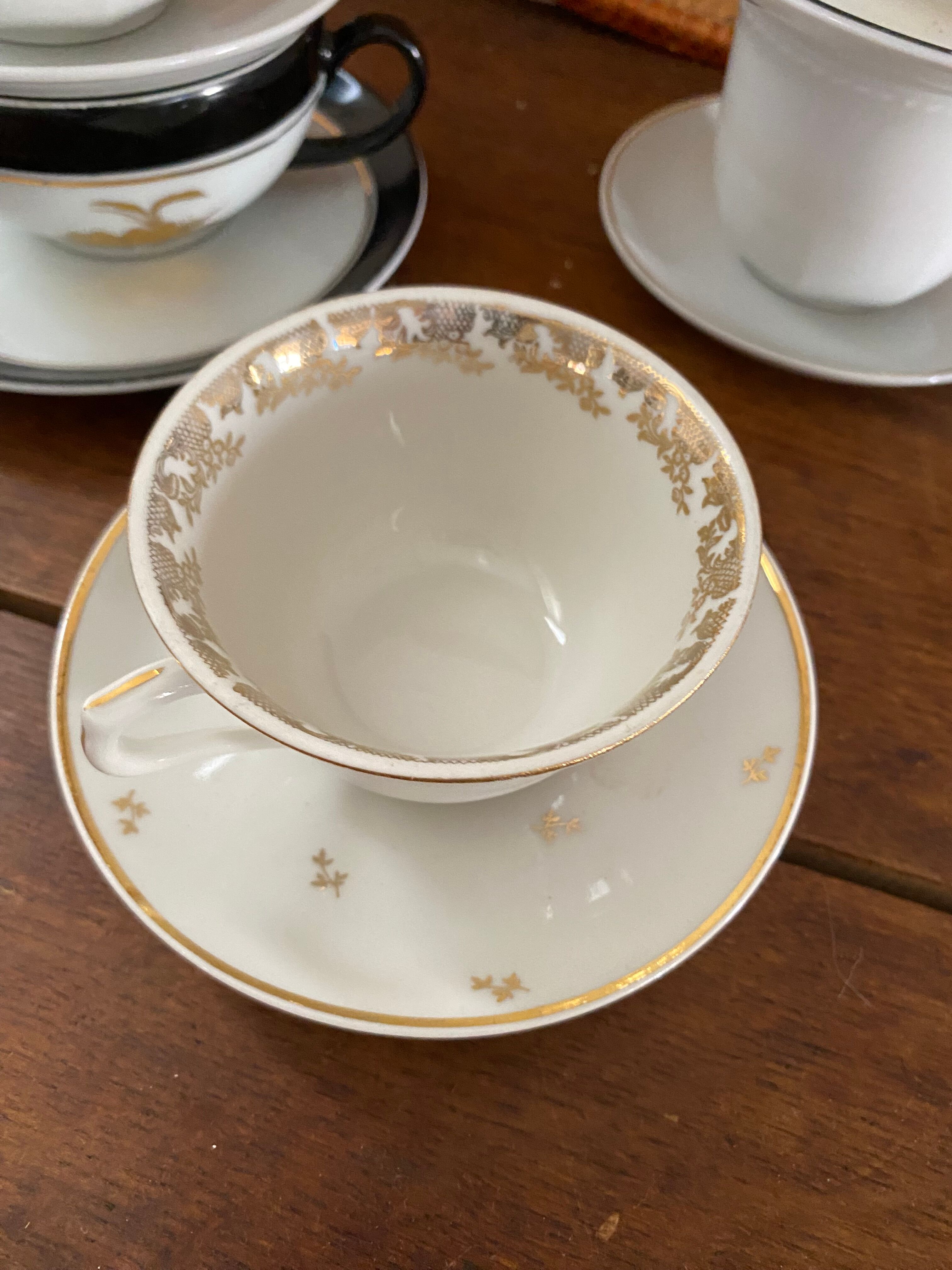 5 coffee cups in white, gold and black