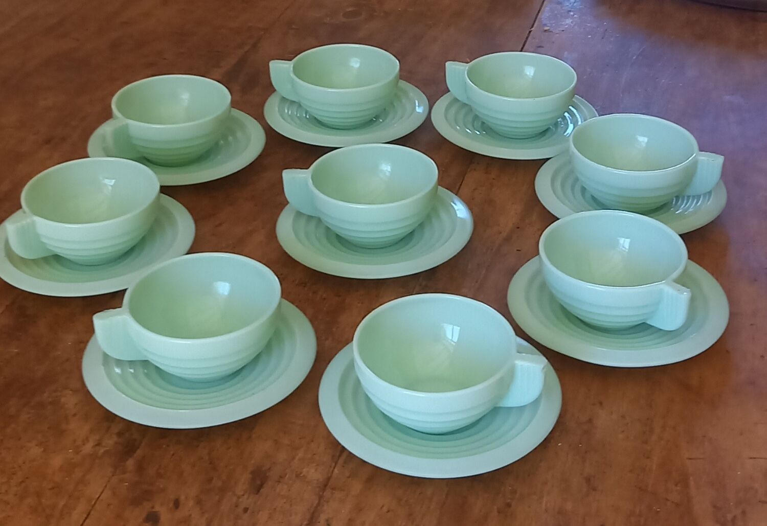 Set of 9 cups and saucers in opaline.