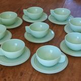 Set of 9 cups and saucers in opaline.