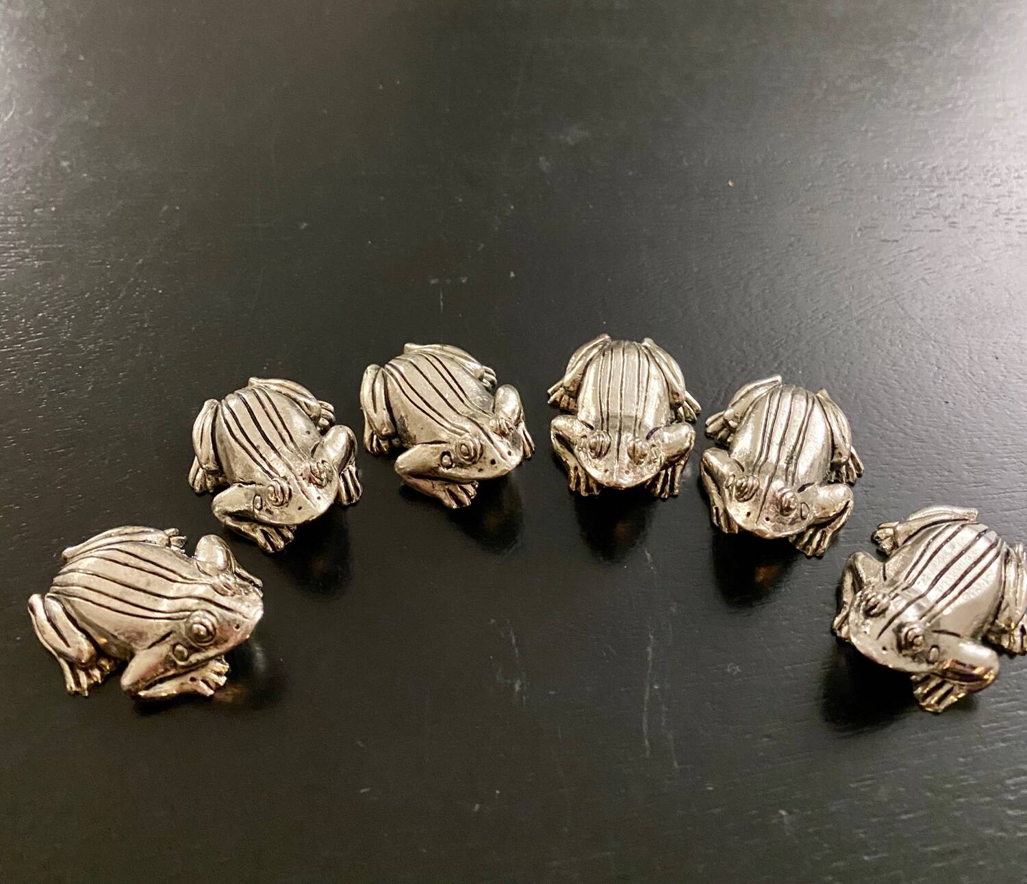 6 metal frog-shaped knife holders