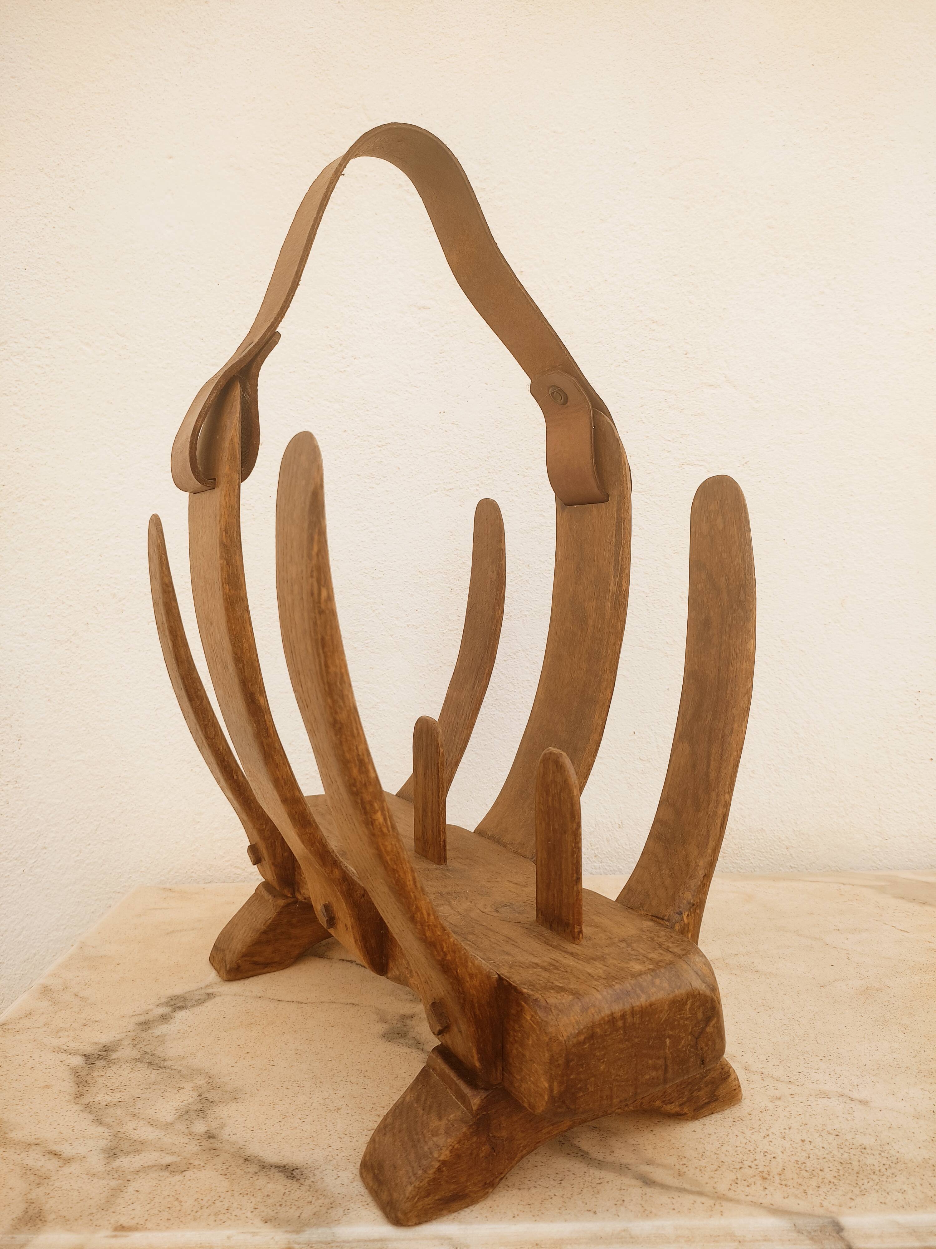 Review door organic form in wood and leather