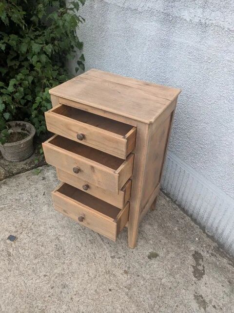 Petite commode.