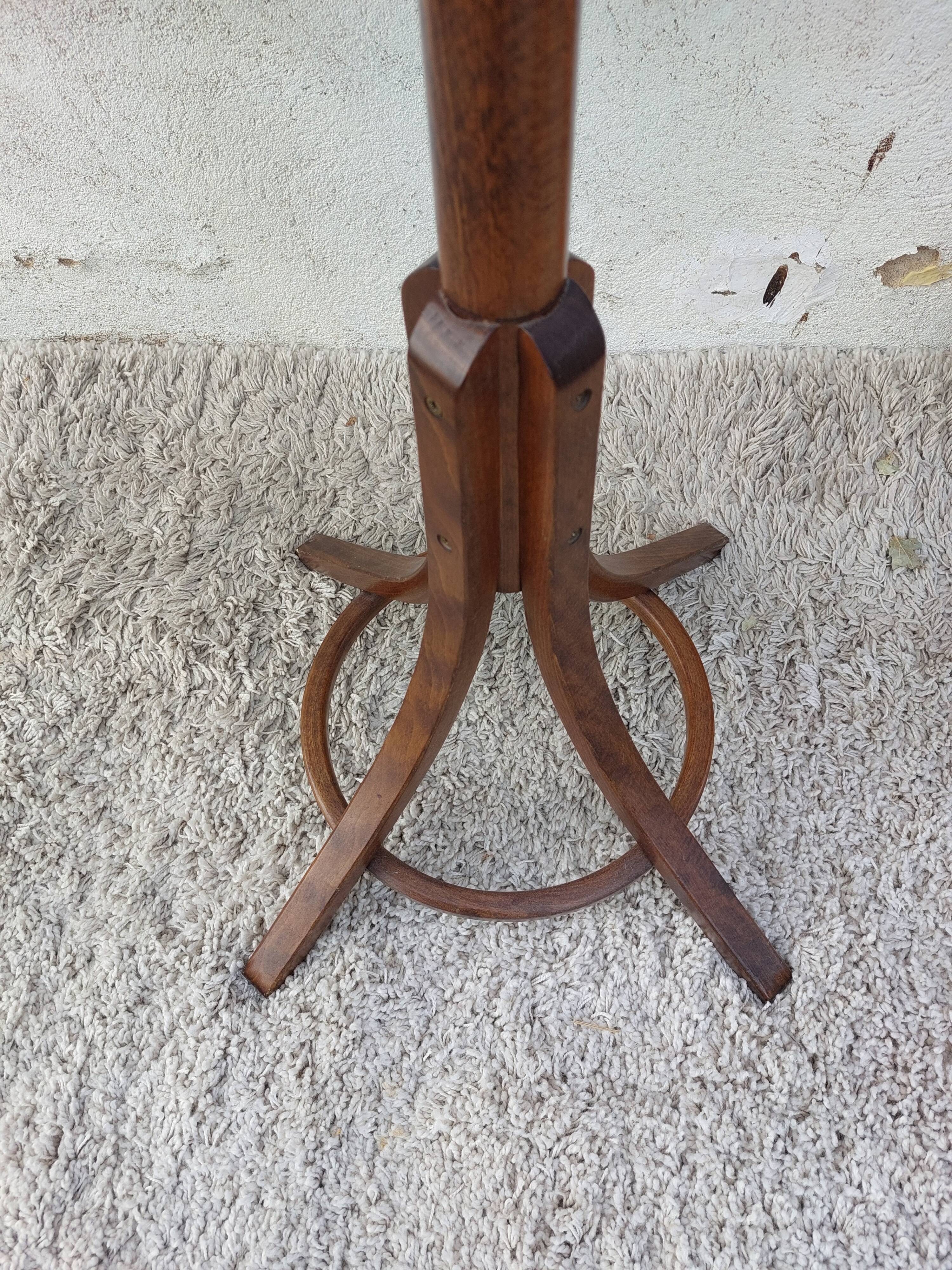 Baumann parrot coat rack