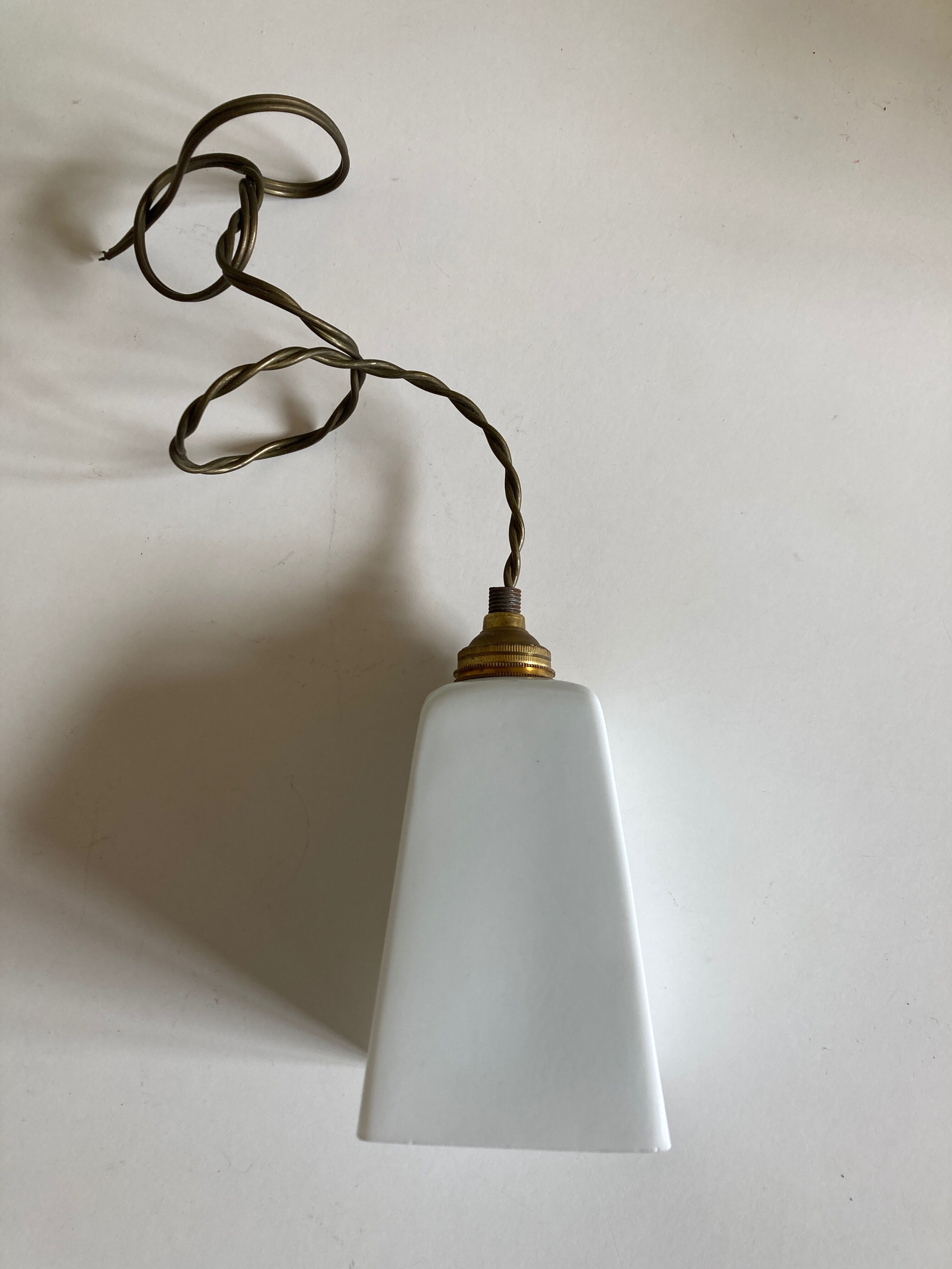 Suspension de salle de bain art déco  moderniste en opaline