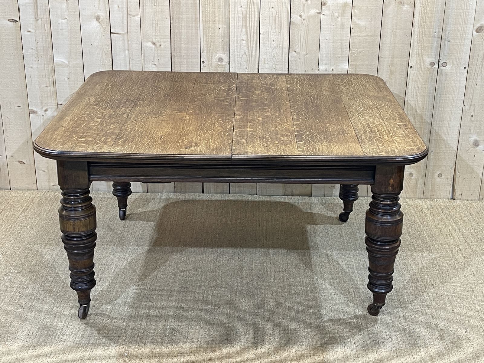 English nineteenth oak table with 1 crank extension