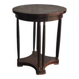 Art Nouveau side table in brown mahogany, circa 1920, with sculpted lines.