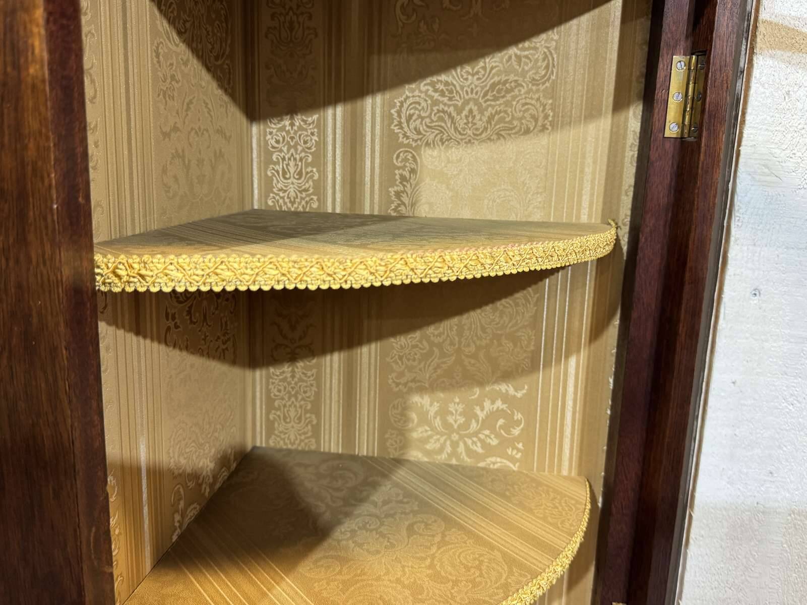 Vitrine d'angle murale anglaise en acajou des années 1950
