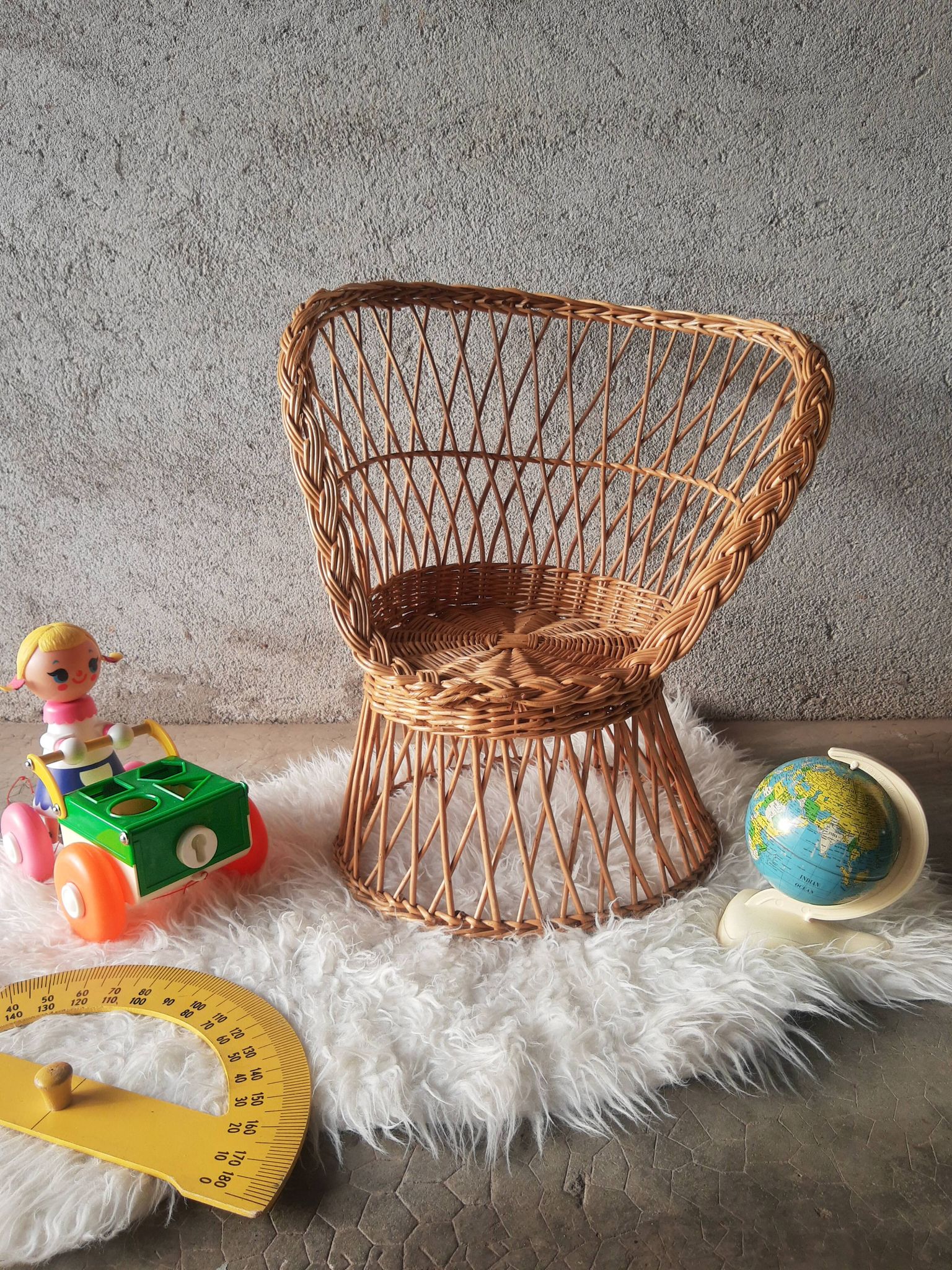 Fauteuil en osier pour enfant style emmanuelle