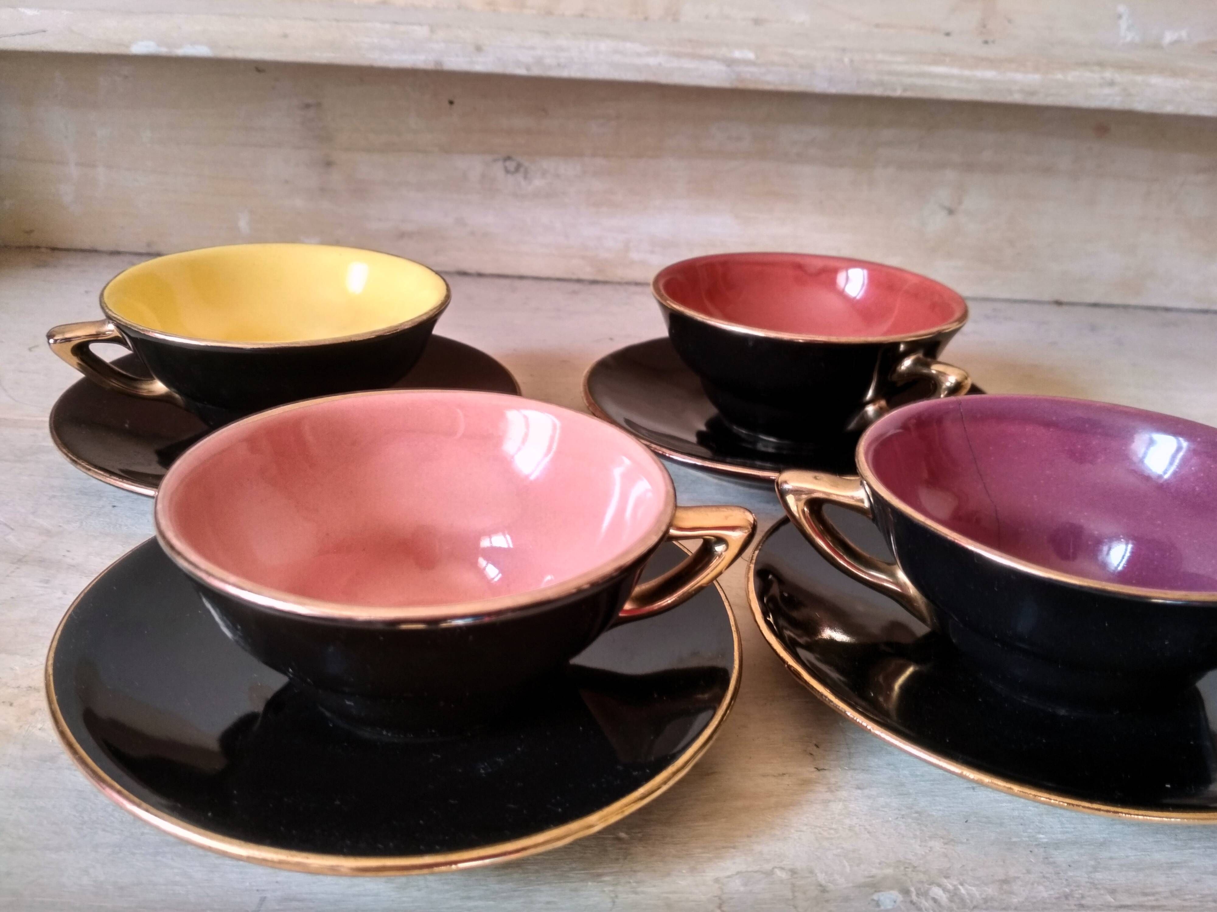 4 cups tea or coffee in the 1950s, color mugs, black and Golden NET