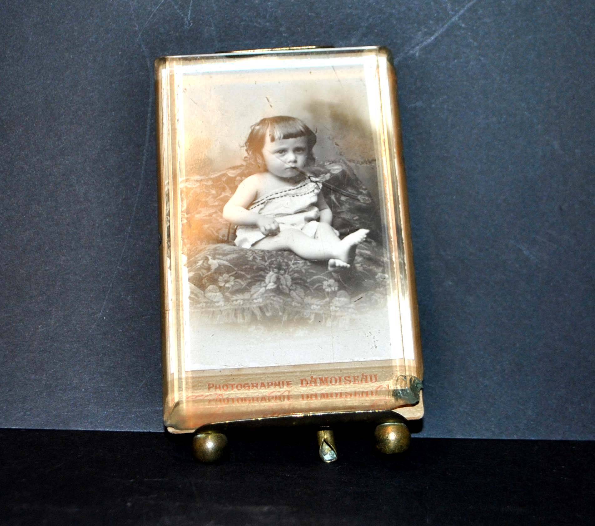 Cadre photo ancien en verre biseauté et monture laiton - pied boule 11 x 6.5