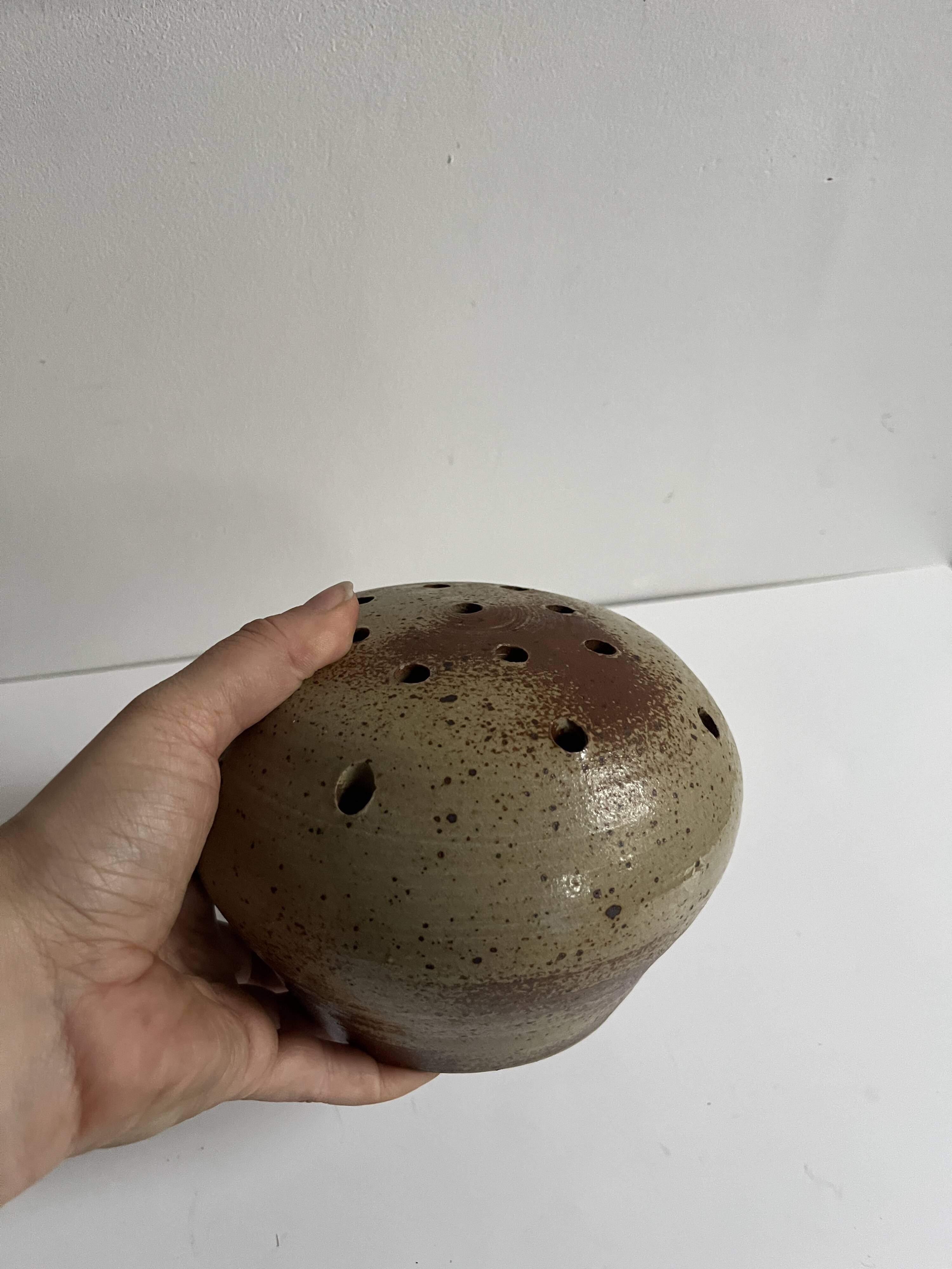 Vase pique fleurs grès