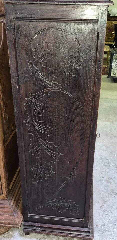 Cabinet en chêne richement sculpté, d’inspiration gothique, datant du XIXe