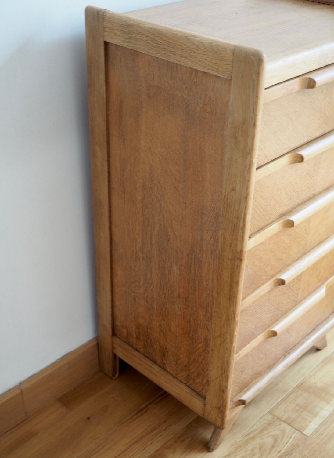 Dresser feet compass