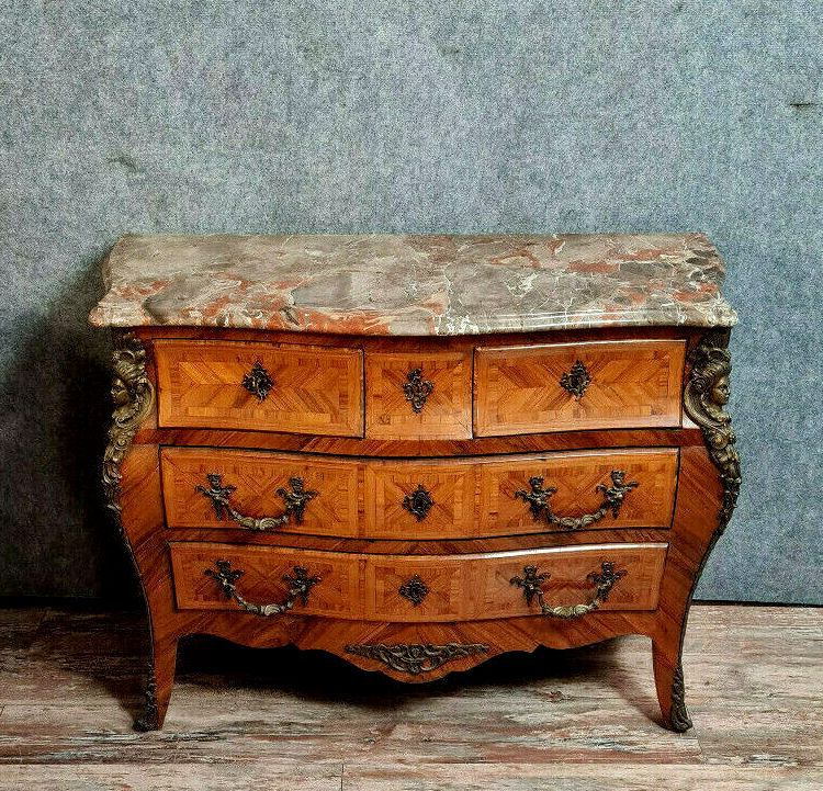 Commode Louis XV galbée a décors aux espagnolettes vers 1850-1880