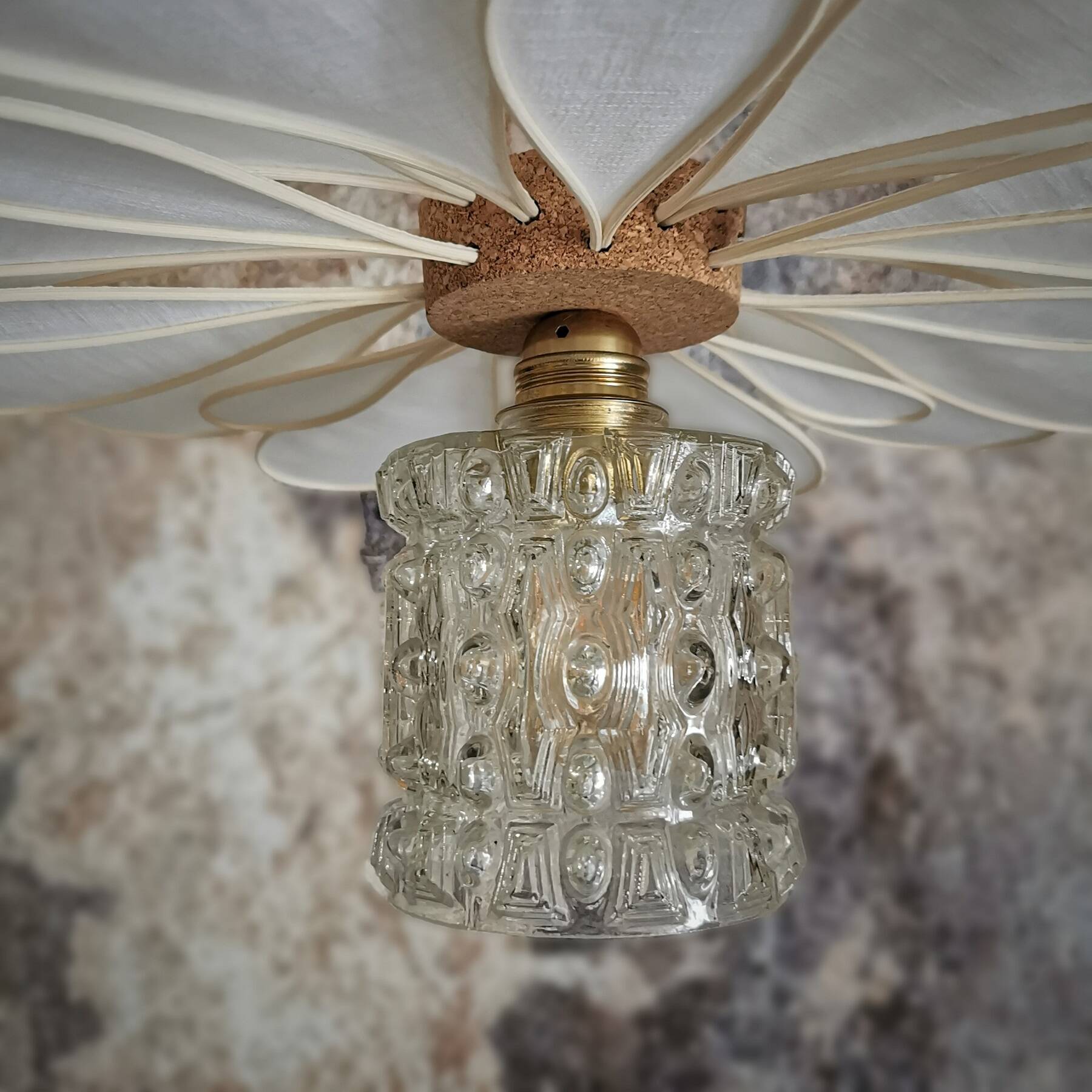 Suspension flower petals in rattan, white linen and vintage glass globe