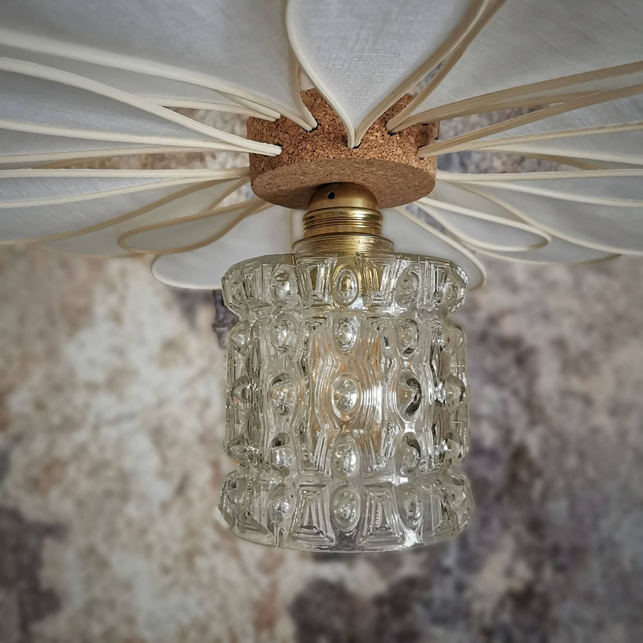 Suspension flower petals in rattan, white linen and vintage glass globe