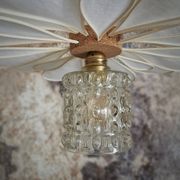 Suspension flower petals in rattan, white linen and vintage glass globe