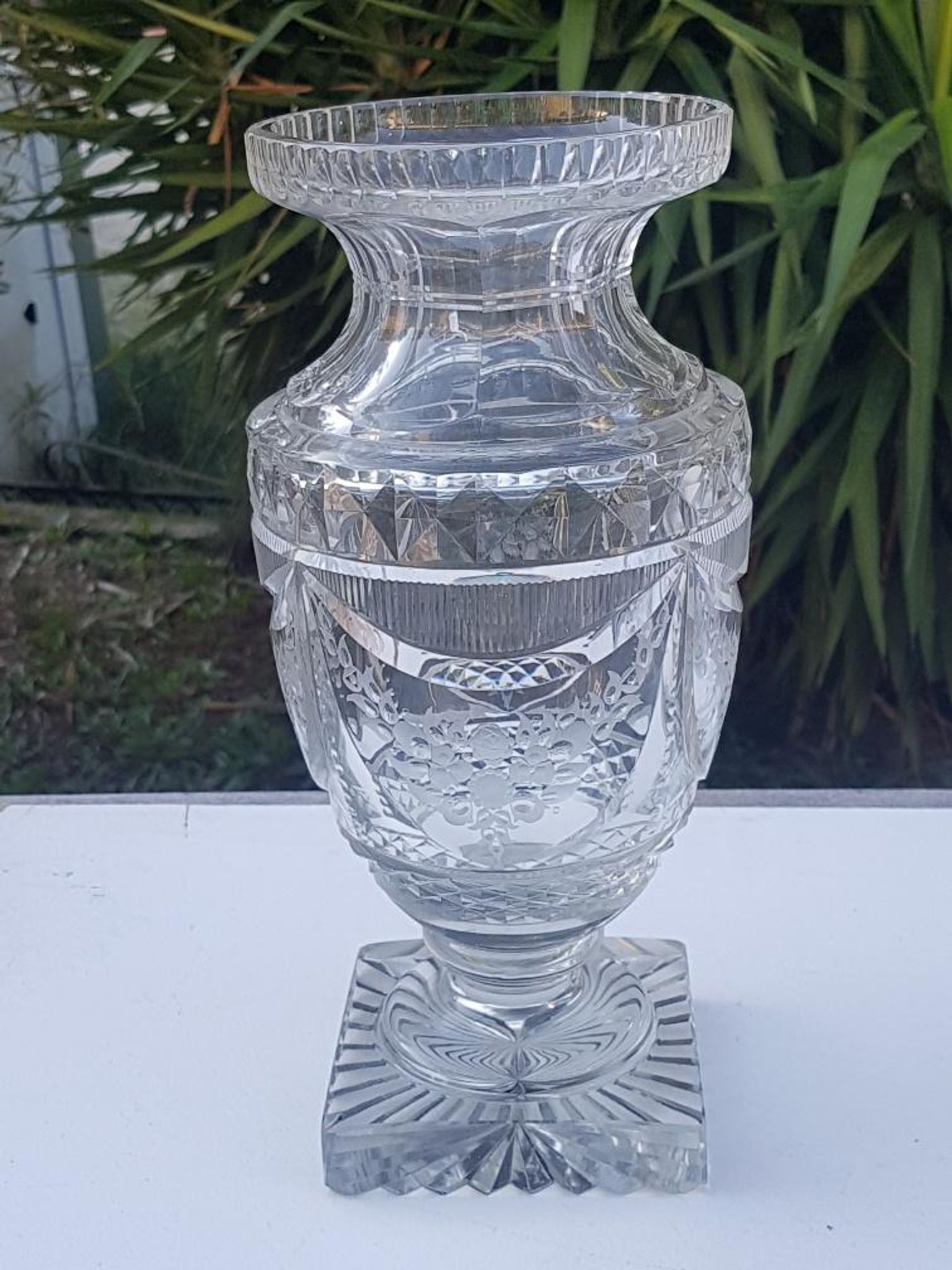 Vase cristal taillé forme Médicis