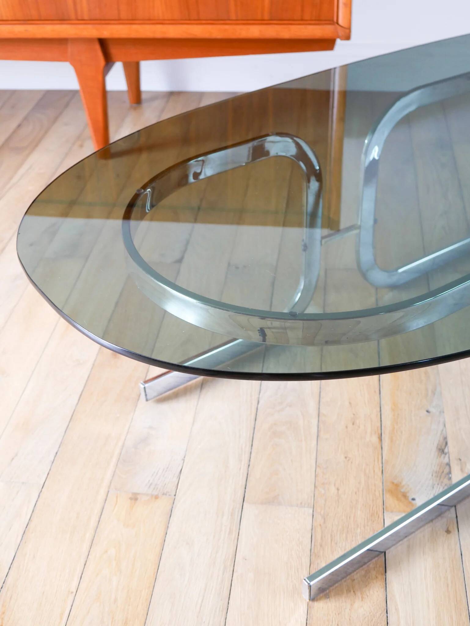 Oval coffee table in smoked glass and chrome, original double S design base, 1970.