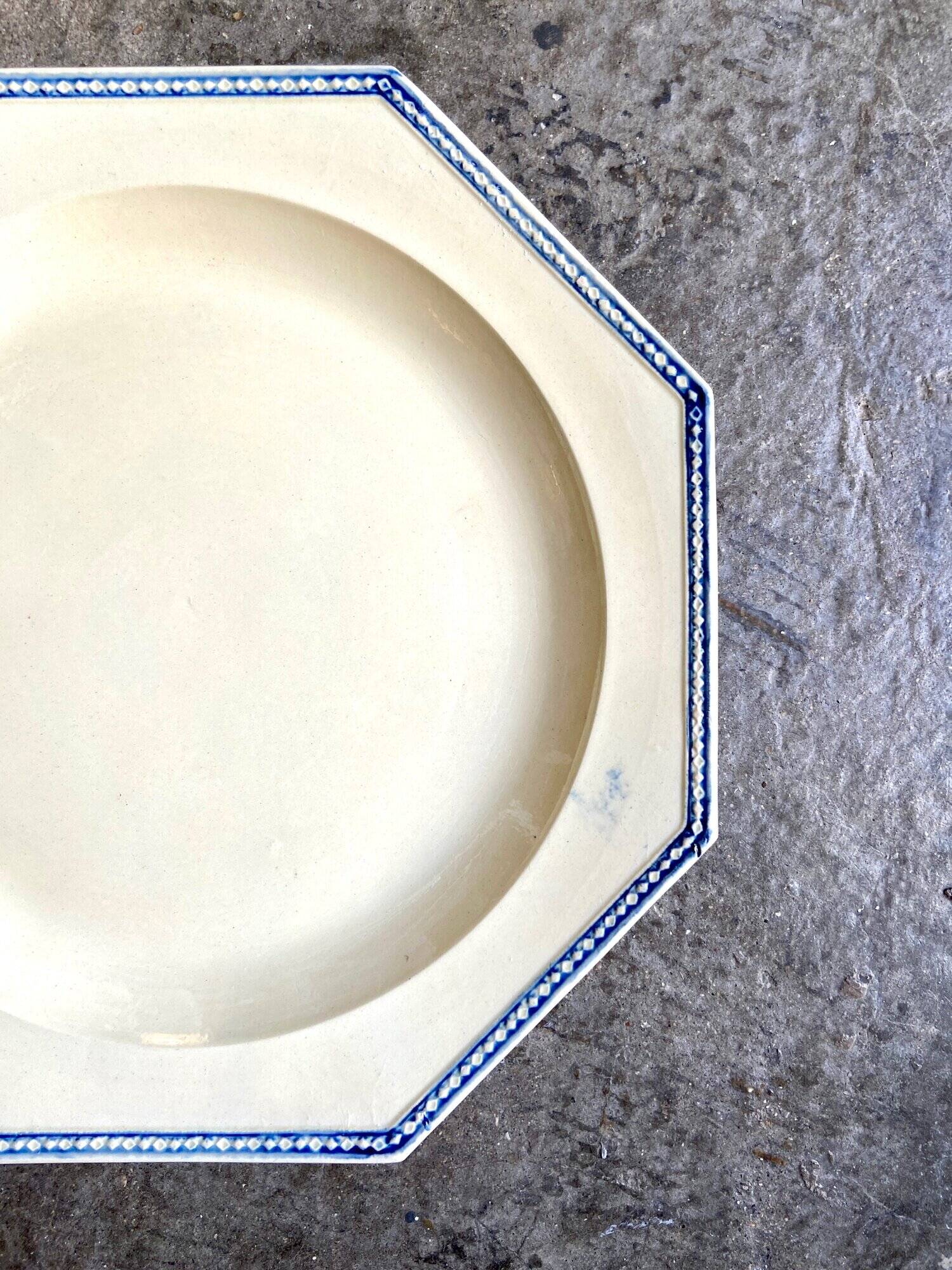 Assiette plate octogonale en terre de fer de Chantilly