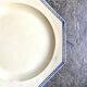 Assiette plate octogonale en terre de fer de Chantilly